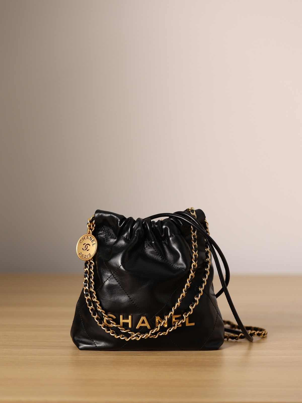 Under a magnifying glass, Shebag replica art of Chanel 22 Mini bag  (2023 Week 48)-Labākās kvalitātes viltotās Louis Vuitton somas tiešsaistes veikals, dizaineru somas kopija ru