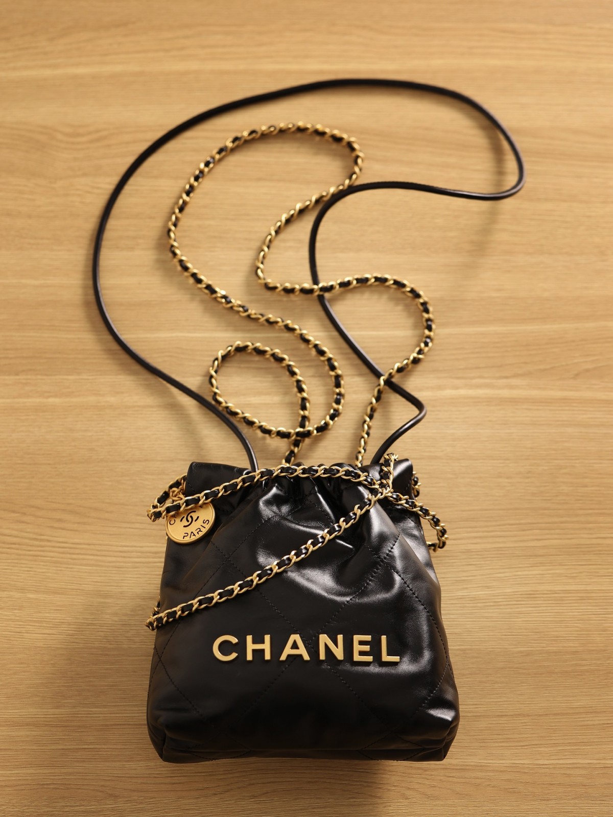 Under a magnifying glass, Shebag replica art of Chanel 22 Mini bag  (2023 Week 48)-Botiga en línia de bosses falses de Louis Vuitton de millor qualitat, rèplica de bosses de disseny ru