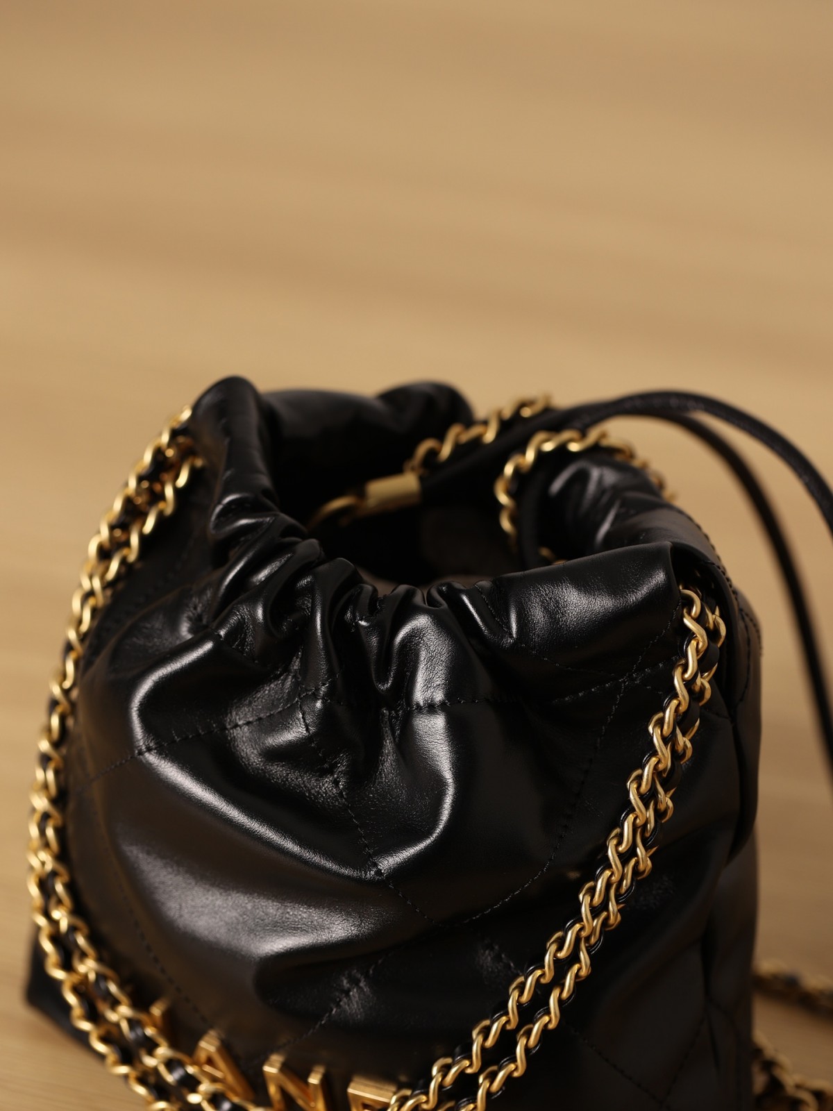 Under a magnifying glass, Shebag replica art of Chanel 22 Mini bag  (2023 Week 48)-Magazin online de geanți Louis Vuitton fals de cea mai bună calitate, geantă de designer replica ru