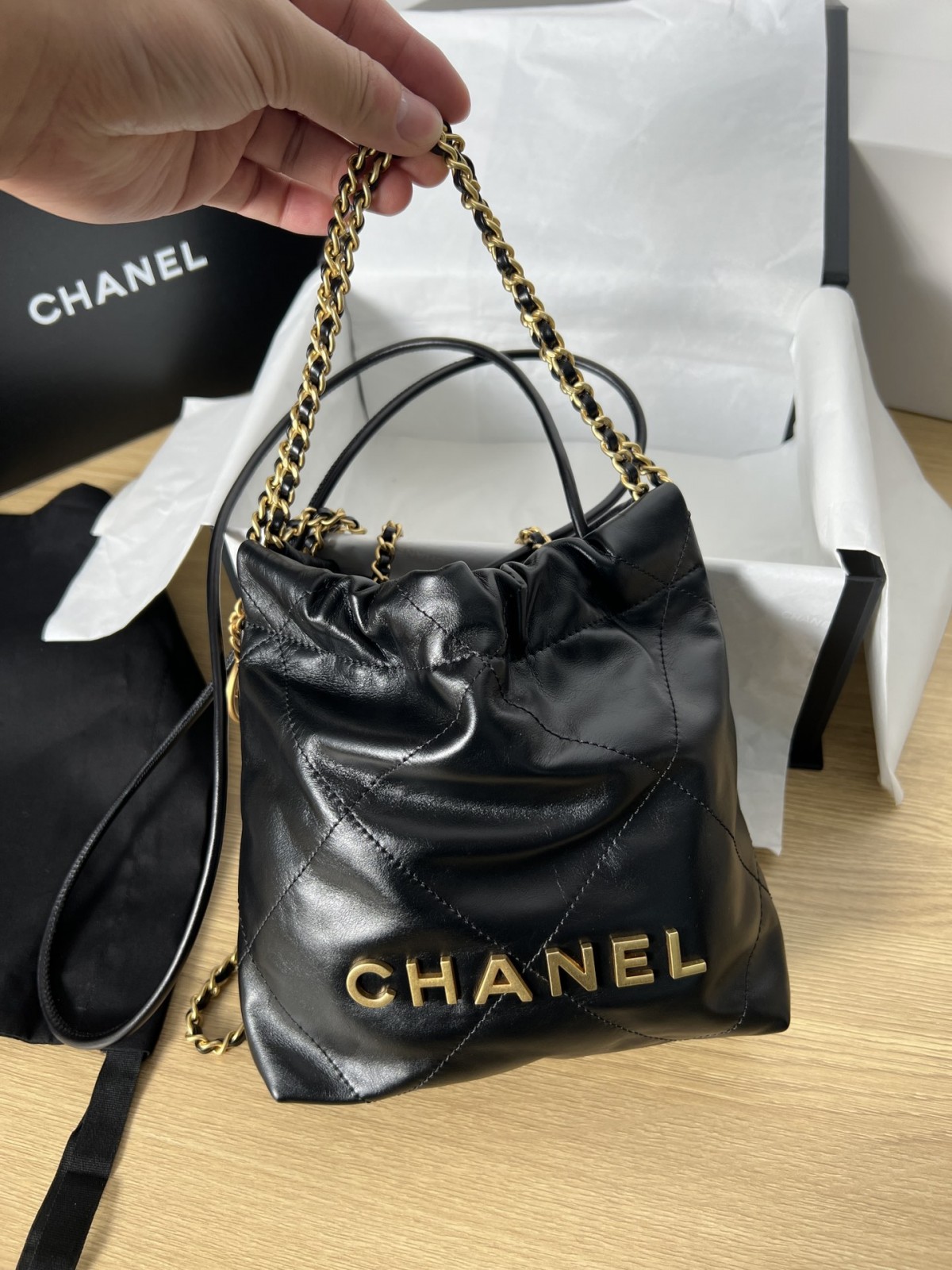 Under a magnifying glass, Shebag replica art of Chanel 22 Mini bag  (2023 Week 48)-সেরা মানের নকল লুই ভিটন ব্যাগ অনলাইন স্টোর, রেপ্লিকা ডিজাইনার ব্যাগ ru