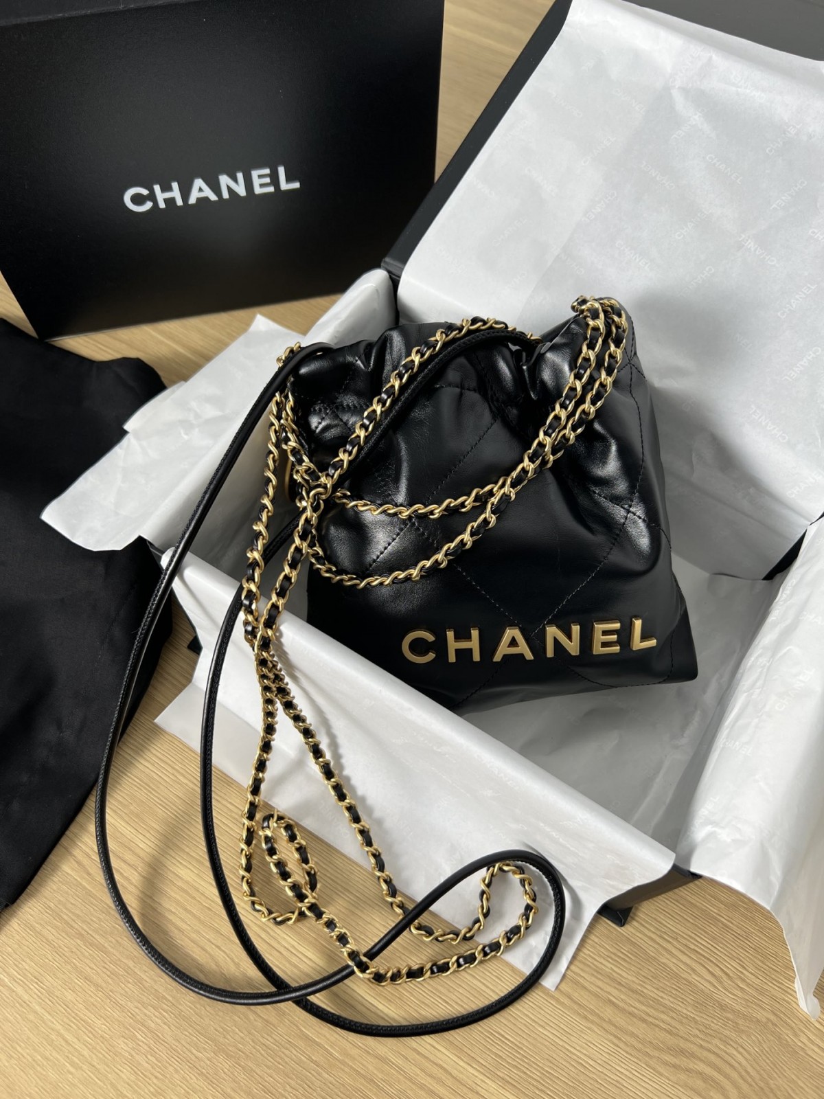 Under a magnifying glass, Shebag replica art of Chanel 22 Mini bag  (2023 Week 48)-Najlepsza jakość fałszywych torebek Louis Vuitton Sklep internetowy, projektant repliki torebki ru