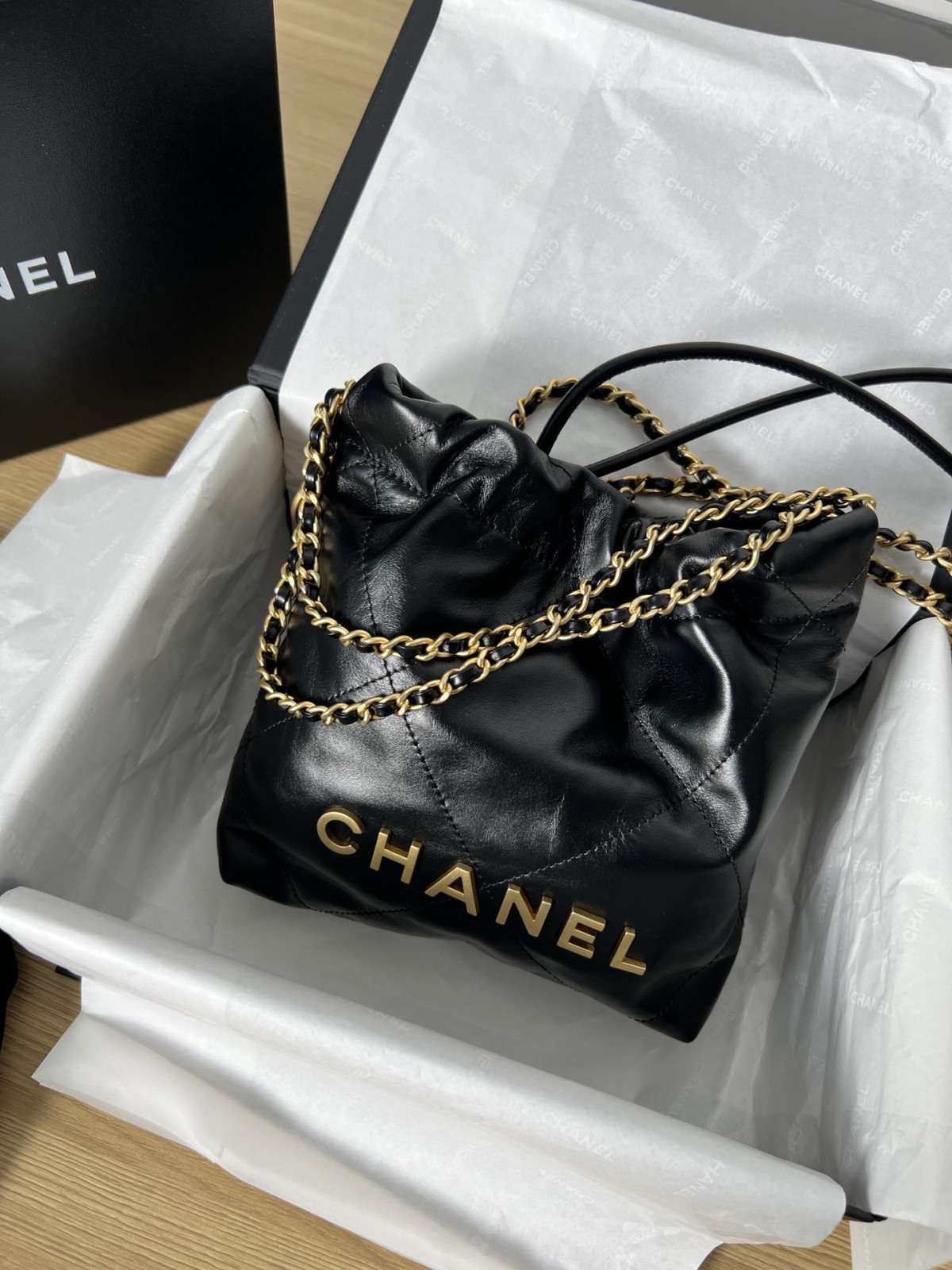 Under a magnifying glass, Shebag replica art of Chanel 22 Mini bag  (2023 Week 48)-최고의 품질 가짜 루이비통 가방 온라인 스토어, 복제 디자이너 가방 ru