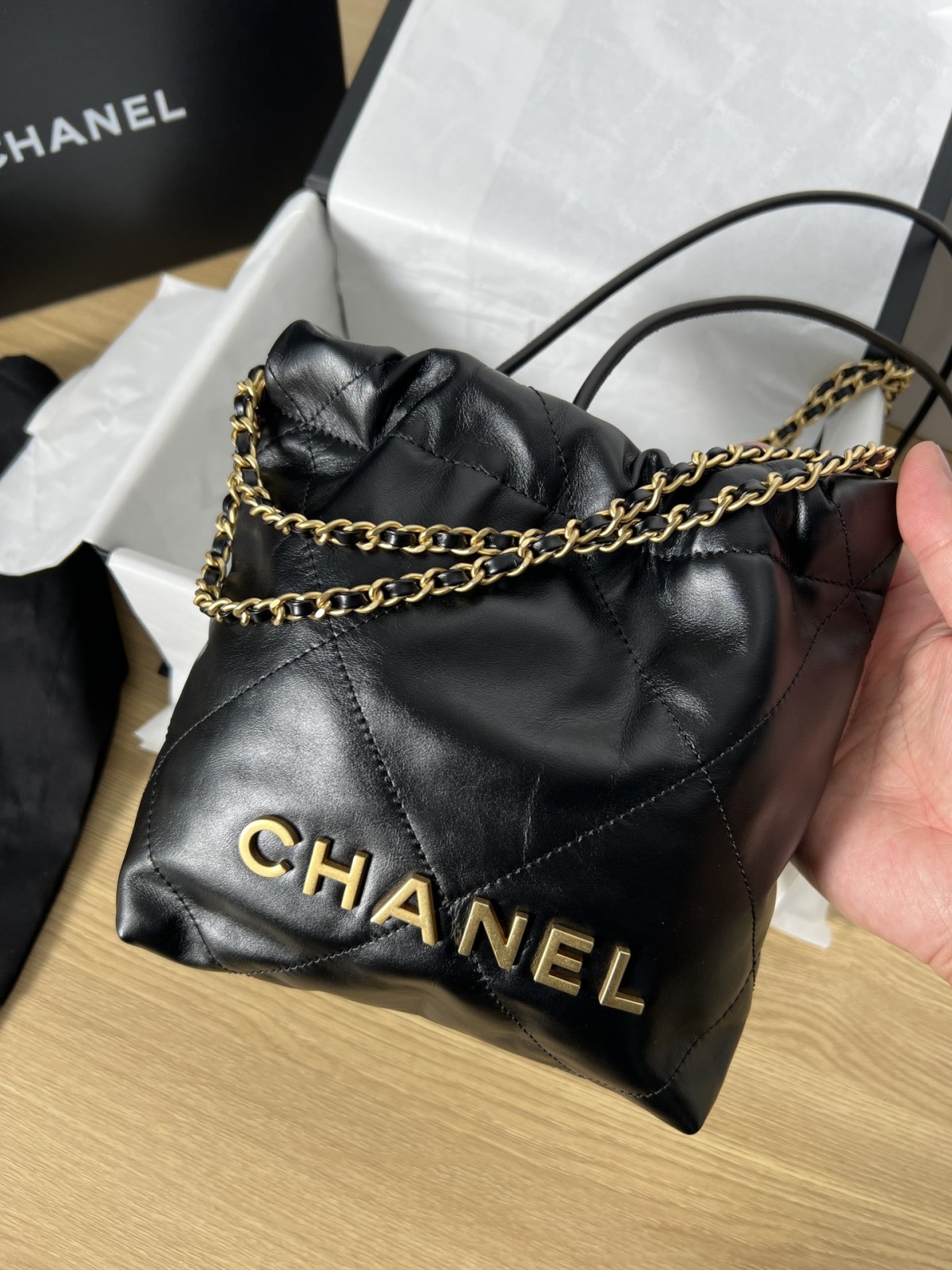 Under a magnifying glass, Shebag replica art of Chanel 22 Mini bag  (2023 Week 48)-최고의 품질 가짜 루이비통 가방 온라인 스토어, 복제 디자이너 가방 ru