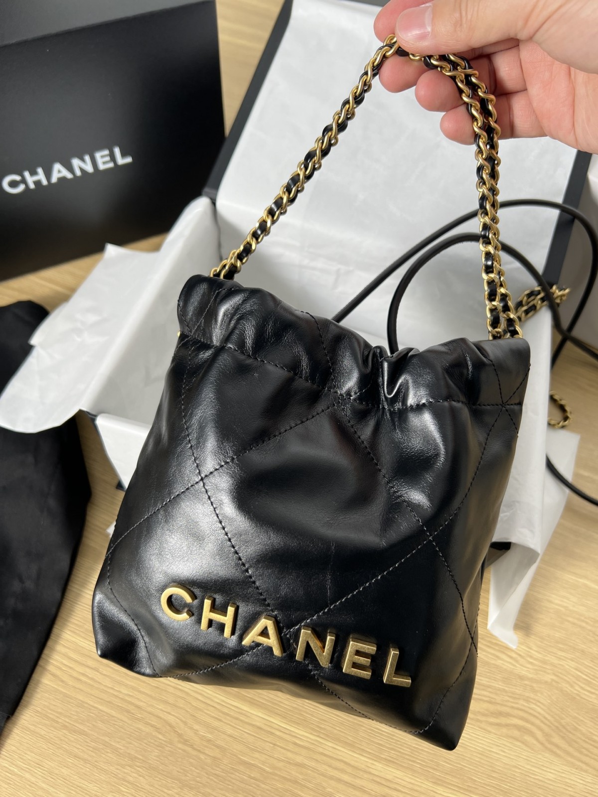 Under a magnifying glass, Shebag replica art of Chanel 22 Mini bag  (2023 Week 48)-Najlepsza jakość fałszywych torebek Louis Vuitton Sklep internetowy, projektant repliki torebki ru