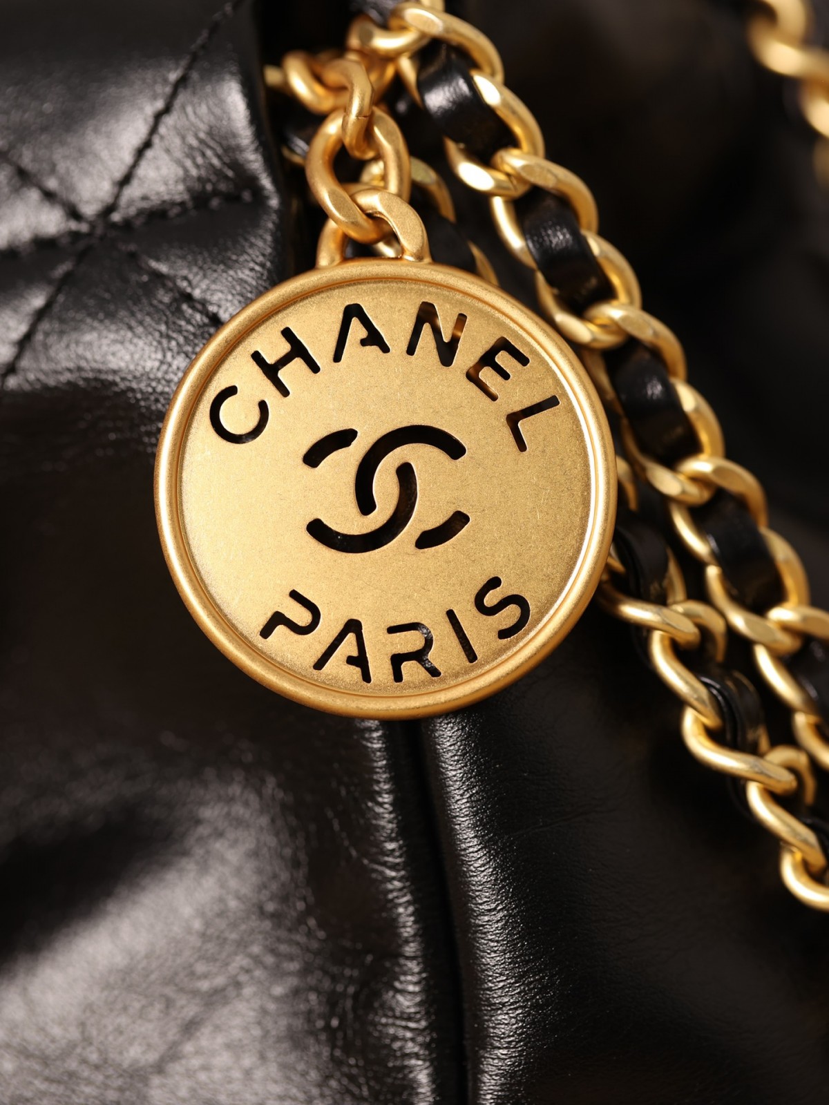 Under a magnifying glass, Shebag replica art of Chanel 22 Mini bag  (2023 Week 48)-Duka la Mtandaoni la Begi Bandia ya Louis Vuitton ya Ubora, Begi la wabuni wa Replica ru