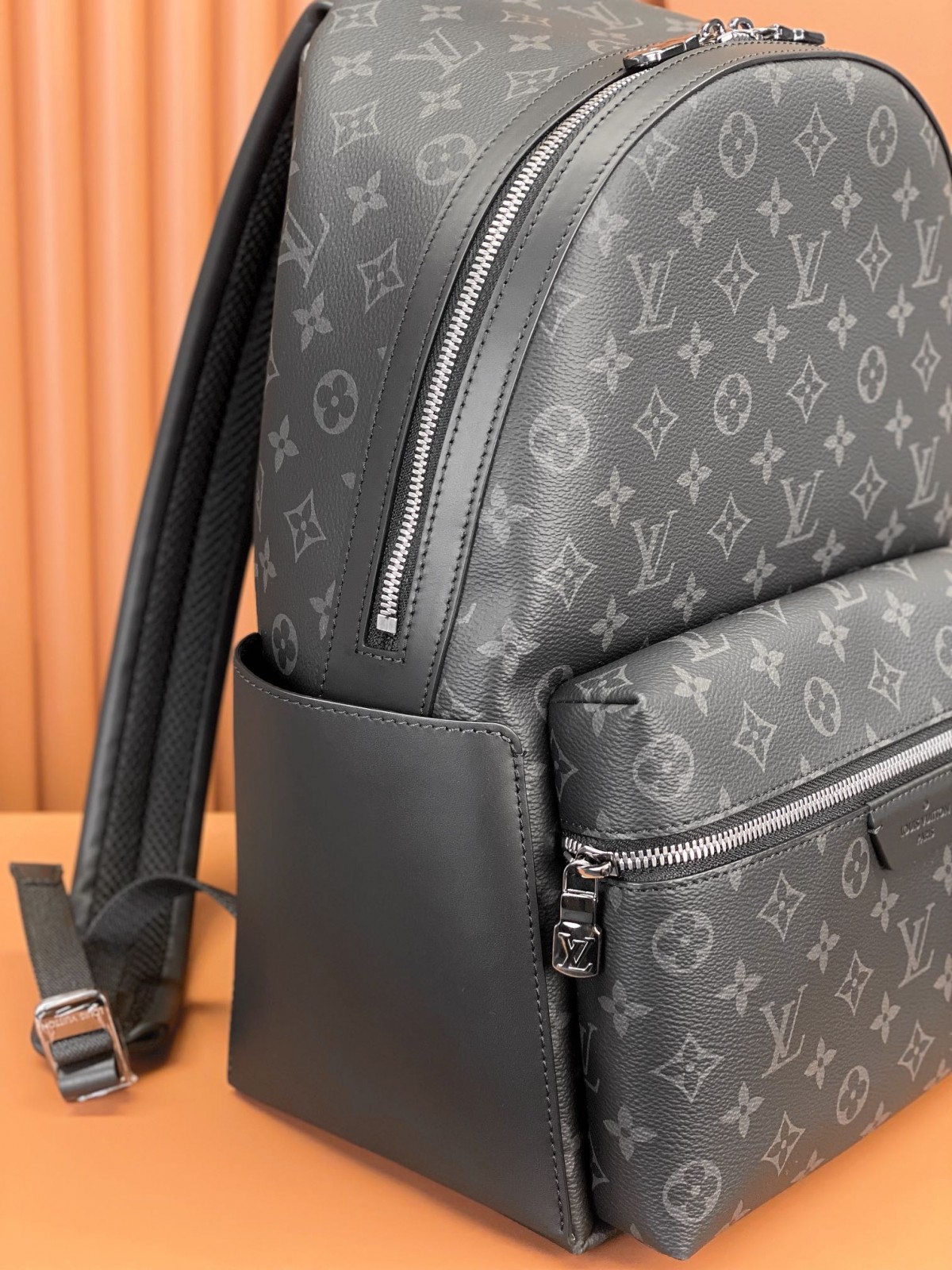 How great quality is an ellebag replica Louis Vuitton Discovery Small Backpack in Monogram Eclipse Black (M22558): 29x38x20 cm？-Paras laatu väärennetty Louis Vuitton laukku verkkokauppa, replika suunnittelija laukku ru