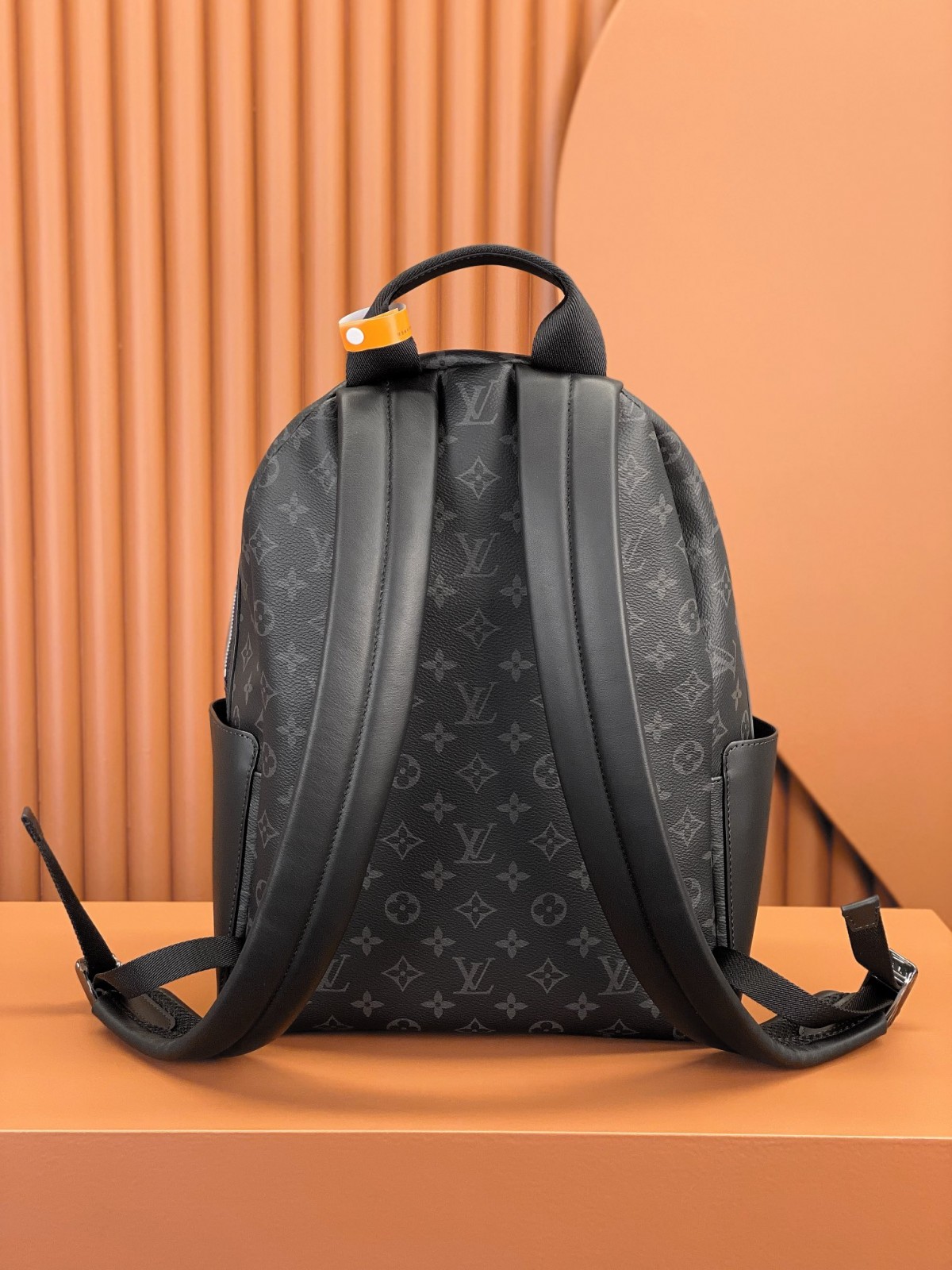 How great quality is an ellebag replica Louis Vuitton Discovery Small Backpack in Monogram Eclipse Black (M22558): 29x38x20 cm？-Legjobb minőségű hamis Louis Vuitton táska online áruház, replika designer táska ru