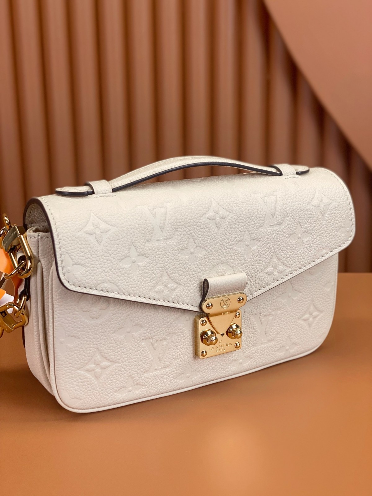 Ellebag Replica Masterpiece: Louis Vuitton POCHETTE MÉTIS East West Handbag in Monogram Empreinte Leather (M22942) – White-Molemo ka ho Fetisisa Lebenkele la Lebenkele la Marang-rang la Fake Louis Vuitton, Replica designer bag ru