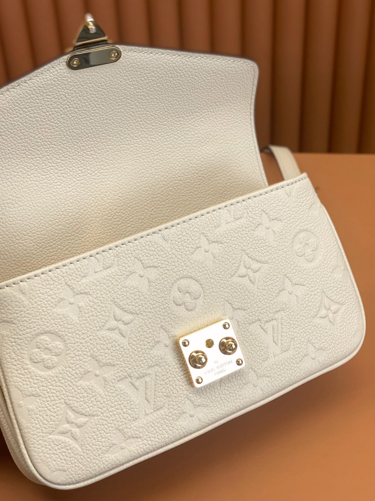 Ellebag Replica Masterpiece: Louis Vuitton POCHETTE MÉTIS East West Handbag in Monogram Empreinte Leather (M22942) – White-Интернет-магазин поддельной сумки Louis Vuitton лучшего качества, копия дизайнерской сумки ru