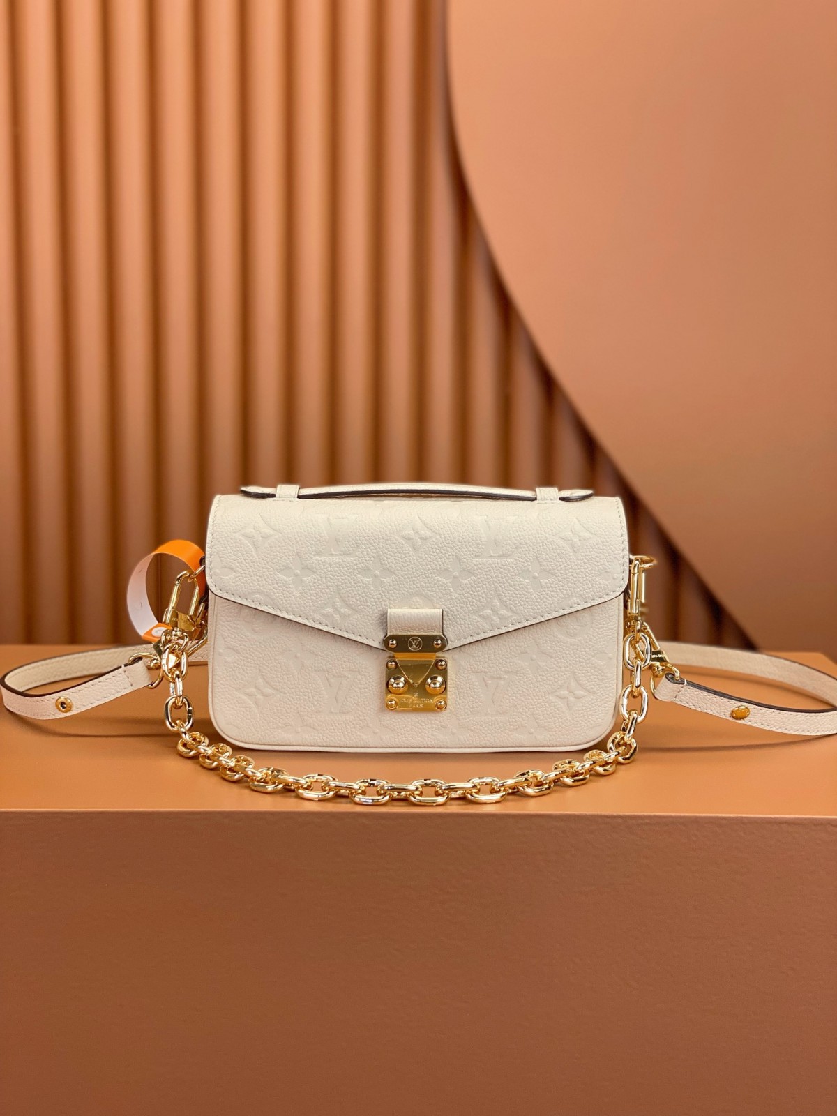 Ellebag Replica Masterpiece: Louis Vuitton POCHETTE MÉTIS East West Handbag in Monogram Empreinte Leather (M22942) – White-Pangalusna kualitas palsu Louis Vuitton Kantong Toko Online, Replica desainer kantong ru