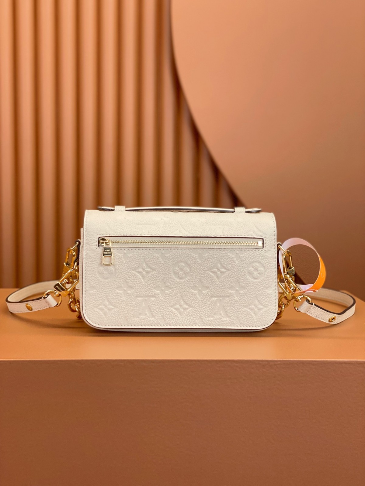 Ellebag Replica Masterpiece: Louis Vuitton POCHETTE MÉTIS East West Handbag in Monogram Empreinte Leather (M22942) – White-ఉత్తమ నాణ్యత నకిలీ లూయిస్ విట్టన్ బ్యాగ్ ఆన్‌లైన్ స్టోర్, రెప్లికా డిజైనర్ బ్యాగ్ రు