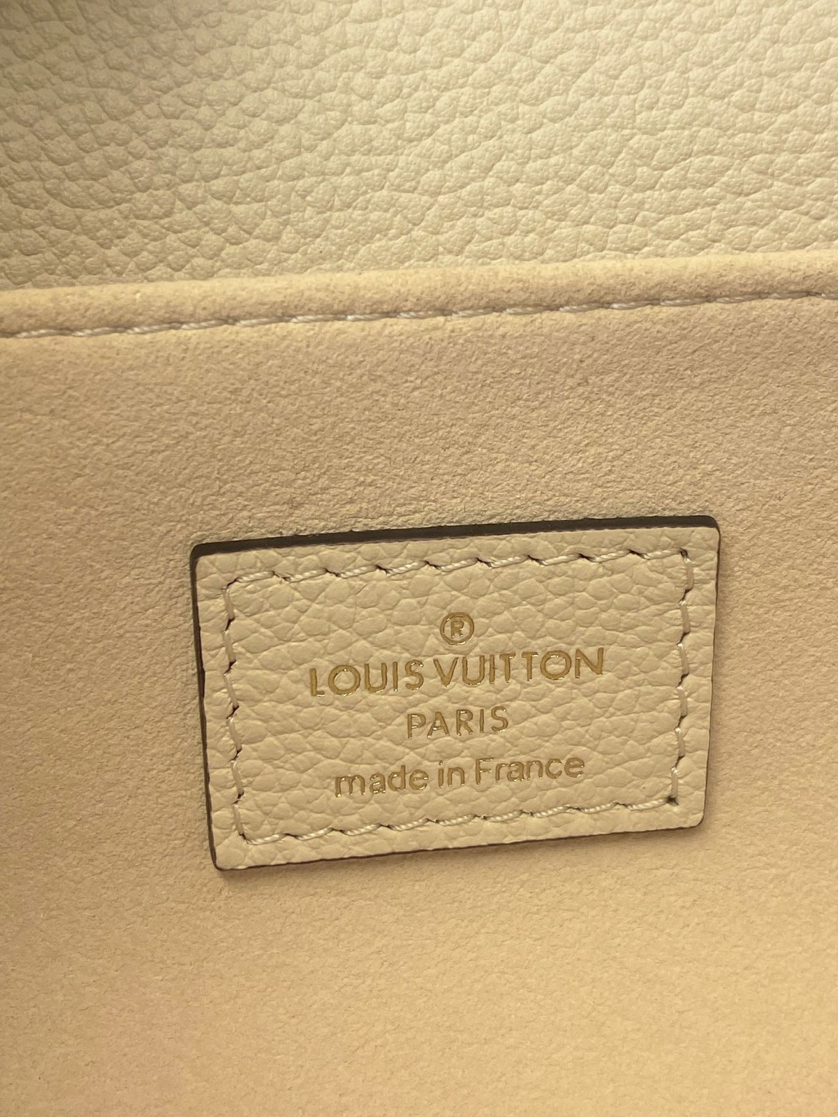 Ellebag Replica Masterpiece: Louis Vuitton POCHETTE MÉTIS East West Handbag in Monogram Empreinte Leather (M22942) – White-ఉత్తమ నాణ్యత నకిలీ లూయిస్ విట్టన్ బ్యాగ్ ఆన్‌లైన్ స్టోర్, రెప్లికా డిజైనర్ బ్యాగ్ రు