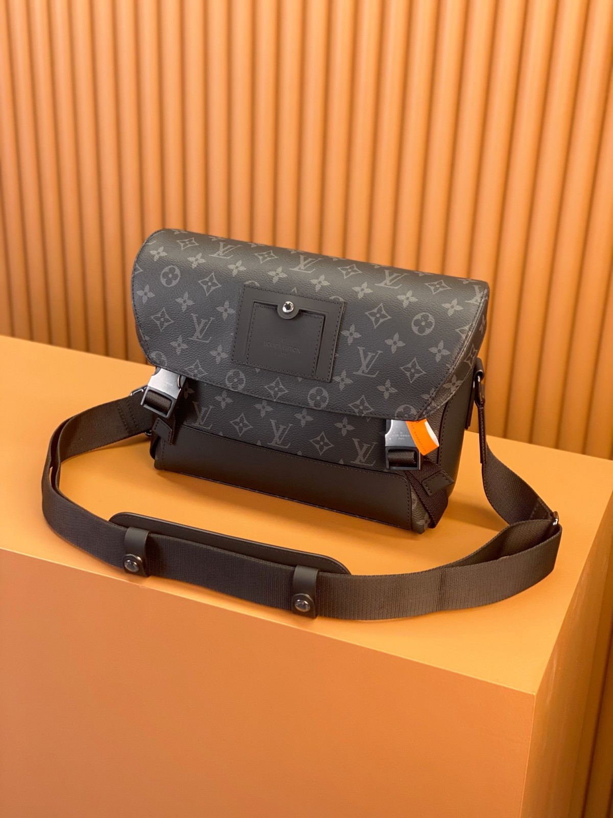 Ellebag Replica Masterpiece: Louis Vuitton Discovery Messenger PM Voyager in Monogram Eclipse Black (M40511)-Magazin online de geanți Louis Vuitton fals de cea mai bună calitate, geantă de designer replica ru