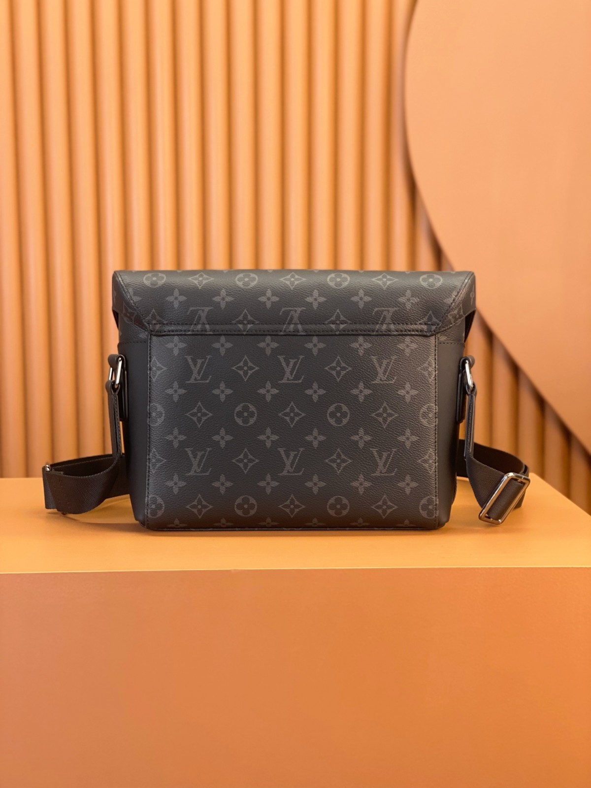 Ellebag Replica Masterpiece: Louis Vuitton Discovery Messenger PM Voyager in Monogram Eclipse Black (M40511)-Botiga en línia de bosses falses de Louis Vuitton de millor qualitat, rèplica de bosses de disseny ru