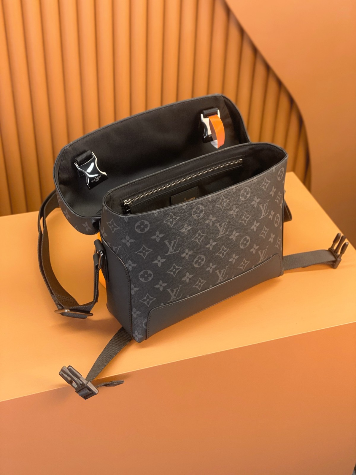 Ellebag Replica Masterpiece: Louis Vuitton Discovery Messenger PM Voyager in Monogram Eclipse Black (M40511)-Magazin online de geanți Louis Vuitton fals de cea mai bună calitate, geantă de designer replica ru