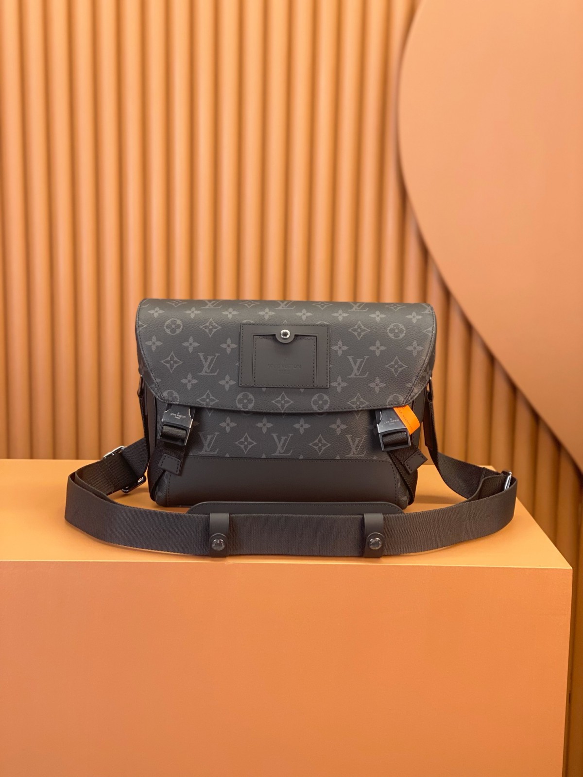 Ellebag Replica Masterpiece: Louis Vuitton Discovery Messenger PM Voyager in Monogram Eclipse Black (M40511)-Botiga en línia de bosses falses de Louis Vuitton de millor qualitat, rèplica de bosses de disseny ru