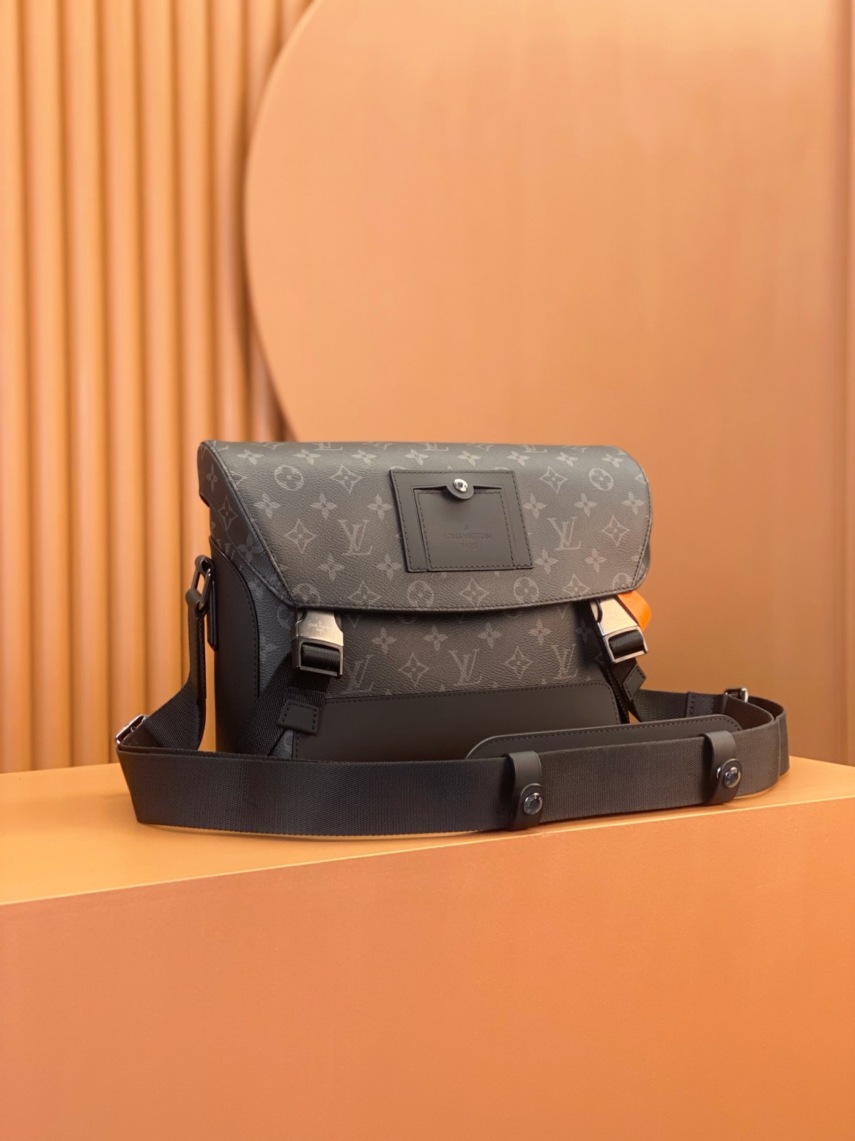 Ellebag Replica Masterpiece: Louis Vuitton Discovery Messenger PM Voyager in Monogram Eclipse Black (M40511)-Best Quality Replica designer Bag factory in China