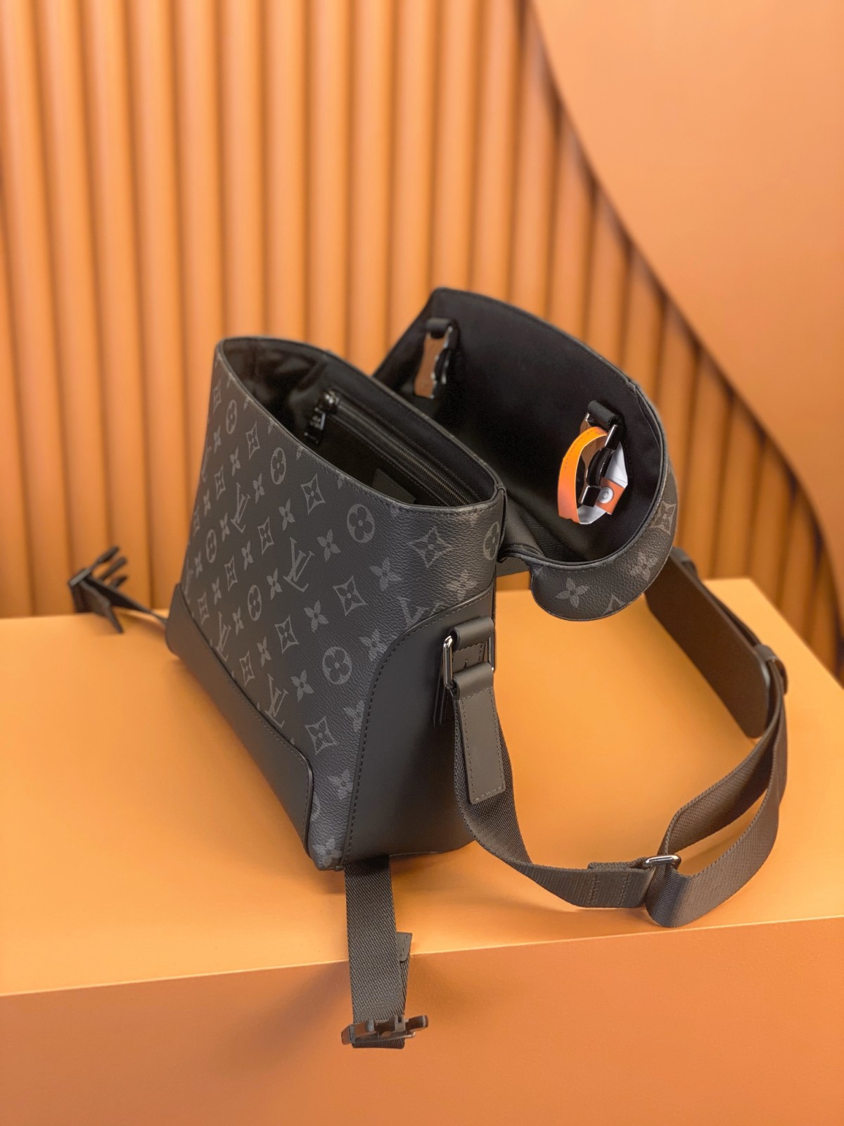 Ellebag Replica Masterpiece: Louis Vuitton Discovery Messenger PM Voyager in Monogram Eclipse Black (M40511)-ఉత్తమ నాణ్యత నకిలీ లూయిస్ విట్టన్ బ్యాగ్ ఆన్‌లైన్ స్టోర్, రెప్లికా డిజైనర్ బ్యాగ్ రు