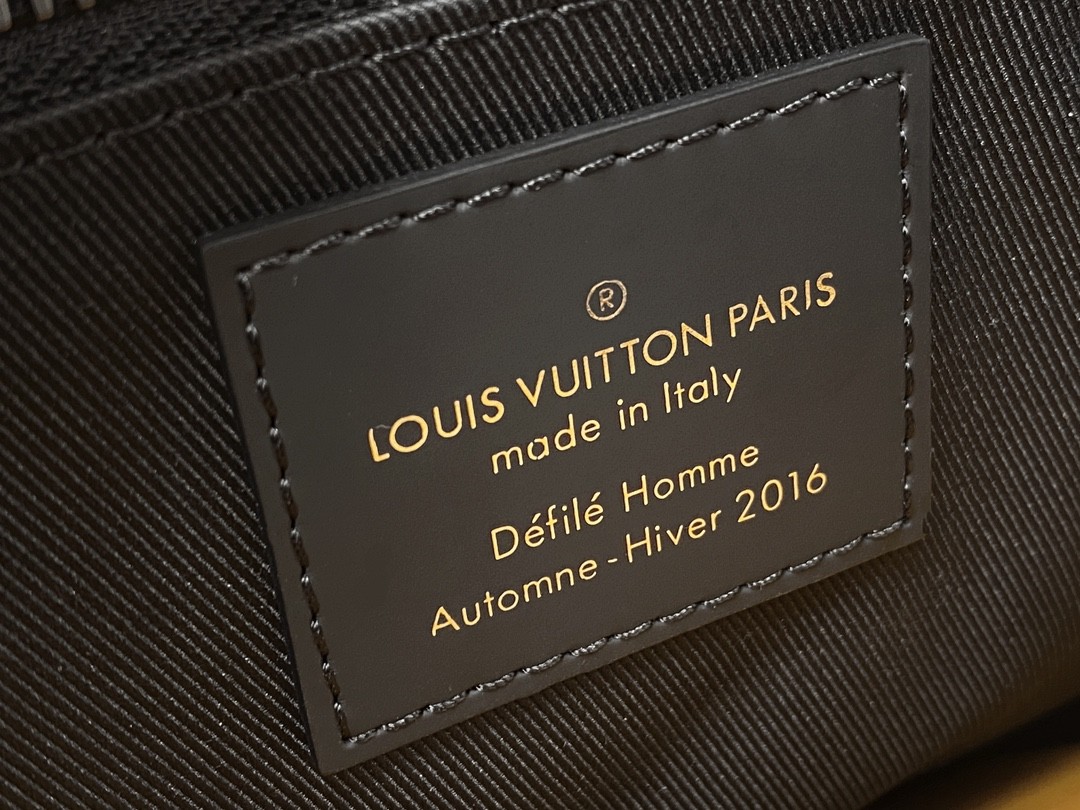 Ellebag Replica Masterpiece: Louis Vuitton Discovery Messenger PM Voyager in Monogram Eclipse Black (M40511)-Botiga en línia de bosses falses de Louis Vuitton de millor qualitat, rèplica de bosses de disseny ru