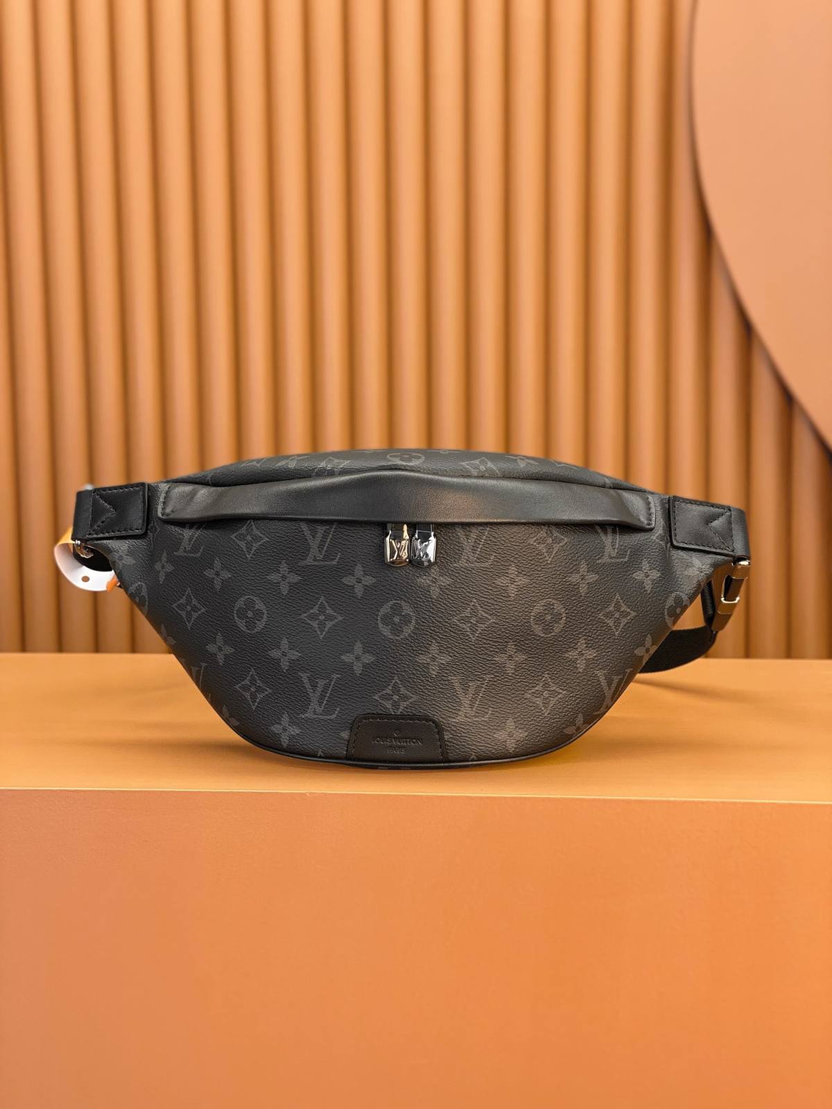 Ellebag’s Exquisite Replica Craftsmanship: The Louis Vuitton DISCOVERY Small Waist Bag (M46035) in Monogram Eclipse Black-Molemo ka ho Fetisisa Lebenkele la Lebenkele la Marang-rang la Fake Louis Vuitton, Replica designer bag ru