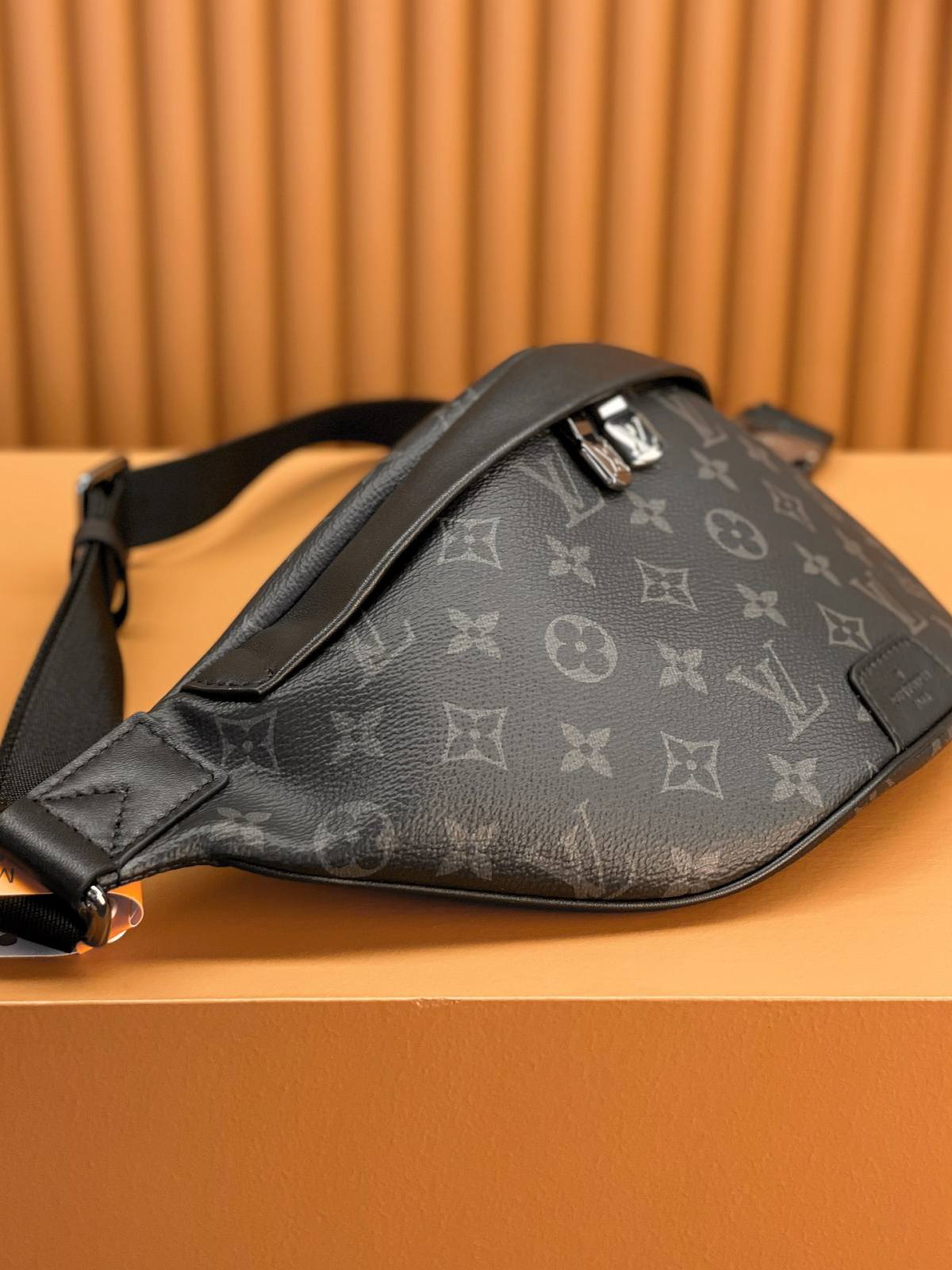 Ellebag’s Exquisite Replica Craftsmanship: The Louis Vuitton DISCOVERY Small Waist Bag (M46035) in Monogram Eclipse Black-Molemo ka ho Fetisisa Lebenkele la Lebenkele la Marang-rang la Fake Louis Vuitton, Replica designer bag ru