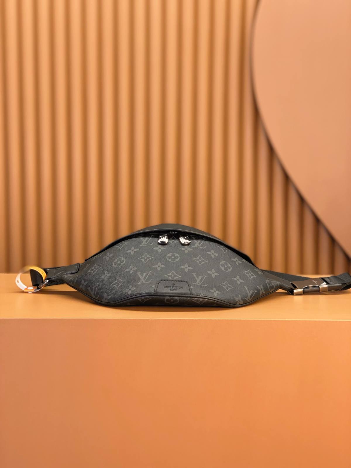 Ellebag’s Exquisite Replica Craftsmanship: The Louis Vuitton DISCOVERY Small Waist Bag (M46035) in Monogram Eclipse Black-ఉత్తమ నాణ్యత నకిలీ లూయిస్ విట్టన్ బ్యాగ్ ఆన్‌లైన్ స్టోర్, రెప్లికా డిజైనర్ బ్యాగ్ రు