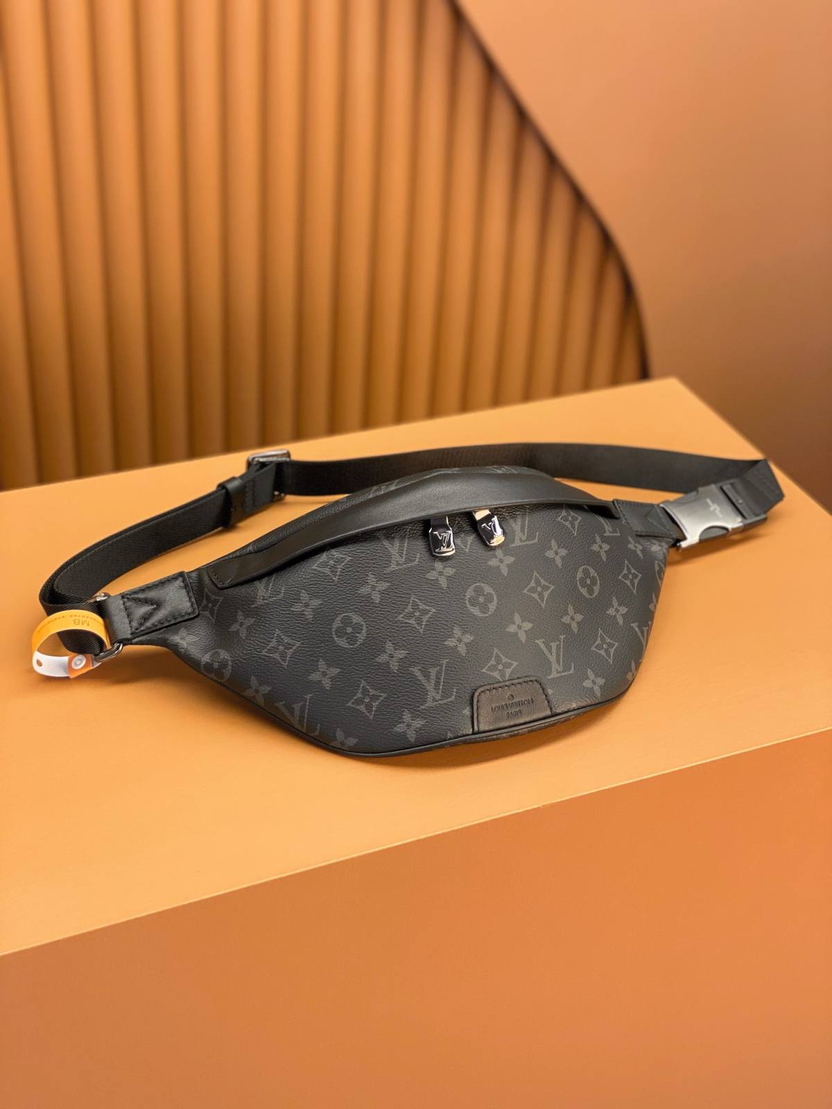 Ellebag’s Exquisite Replica Craftsmanship: The Louis Vuitton DISCOVERY Small Waist Bag (M46035) in Monogram Eclipse Black-ఉత్తమ నాణ్యత నకిలీ లూయిస్ విట్టన్ బ్యాగ్ ఆన్‌లైన్ స్టోర్, రెప్లికా డిజైనర్ బ్యాగ్ రు