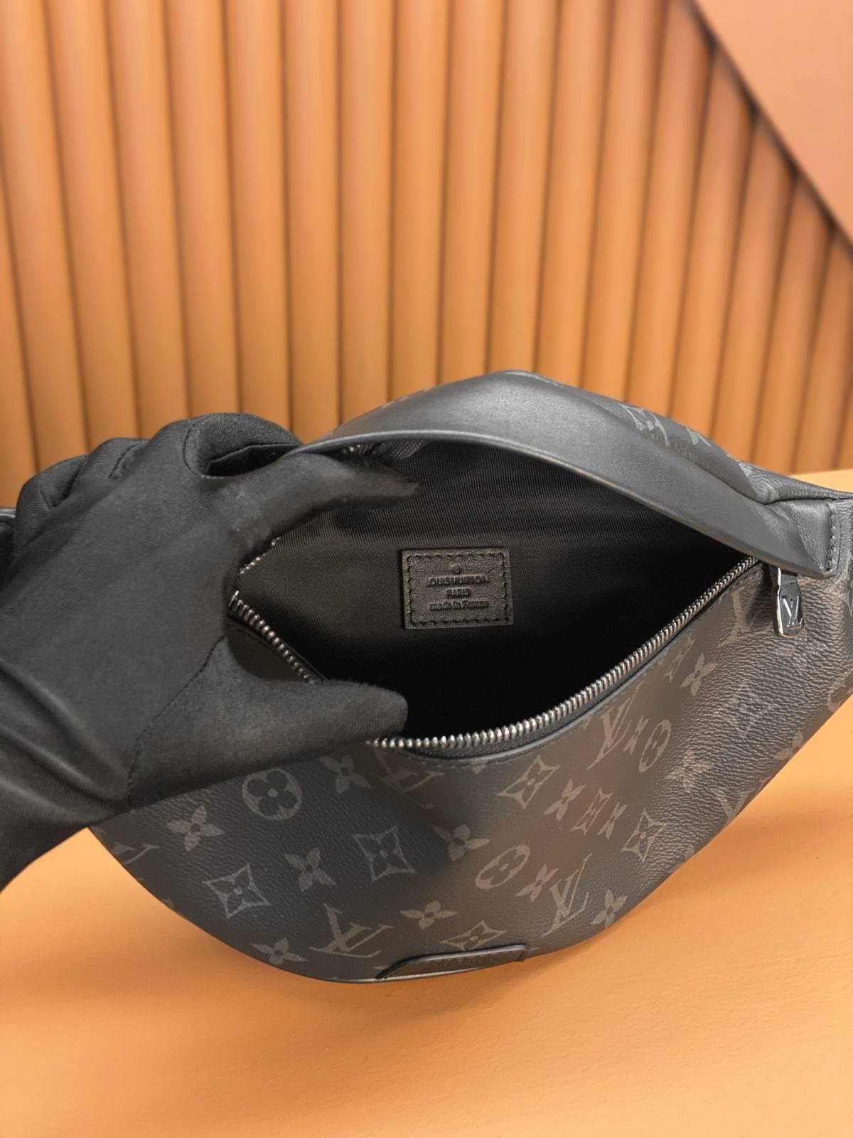 Ellebag’s Exquisite Replica Craftsmanship: The Louis Vuitton DISCOVERY Small Waist Bag (M46035) in Monogram Eclipse Black-Paras laatu väärennetty Louis Vuitton laukku verkkokauppa, replika suunnittelija laukku ru