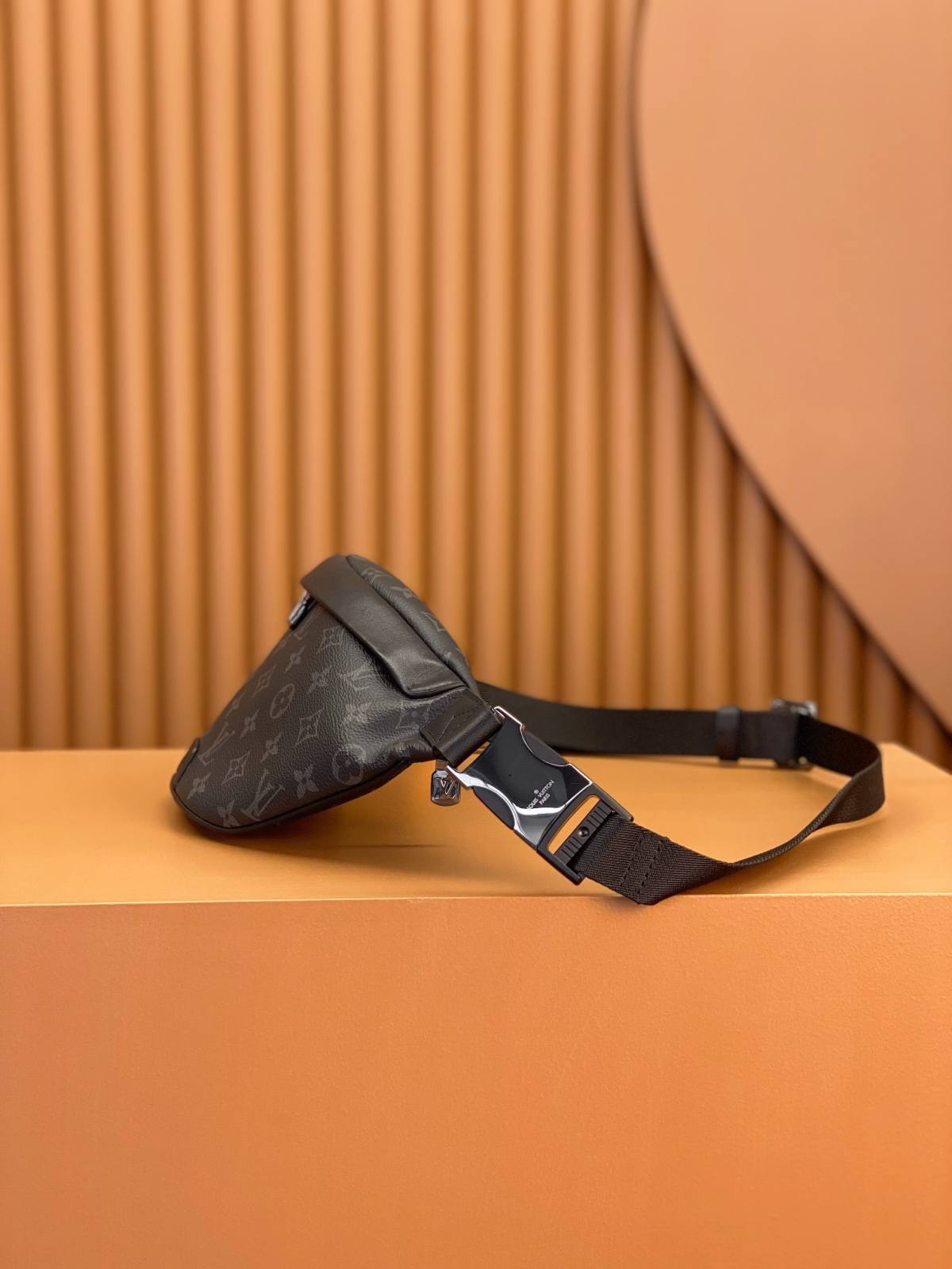 Ellebag’s Exquisite Replica Craftsmanship: The Louis Vuitton DISCOVERY Small Waist Bag (M46035) in Monogram Eclipse Black-ఉత్తమ నాణ్యత నకిలీ లూయిస్ విట్టన్ బ్యాగ్ ఆన్‌లైన్ స్టోర్, రెప్లికా డిజైనర్ బ్యాగ్ రు