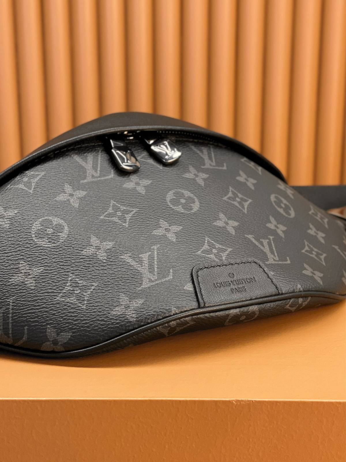 Ellebag’s Exquisite Replica Craftsmanship: The Louis Vuitton DISCOVERY Small Waist Bag (M46035) in Monogram Eclipse Black-Tulaga sili ona lelei Fake Louis Vuitton Bag Faleoloa i luga ole laiga, Replica designer bag ru