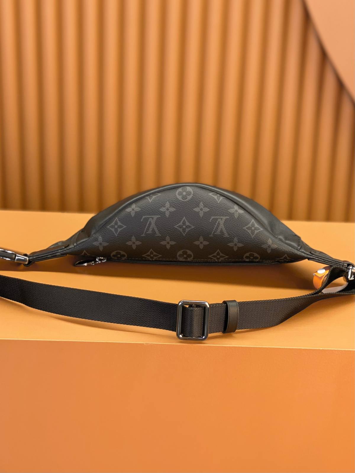 Ellebag’s Exquisite Replica Craftsmanship: The Louis Vuitton DISCOVERY Small Waist Bag (M46035) in Monogram Eclipse Black-മികച്ച ഗുണനിലവാരമുള്ള വ്യാജ ലൂയിസ് വിറ്റൺ ബാഗ് ഓൺലൈൻ സ്റ്റോർ, റെപ്ലിക്ക ഡിസൈനർ ബാഗ് ru