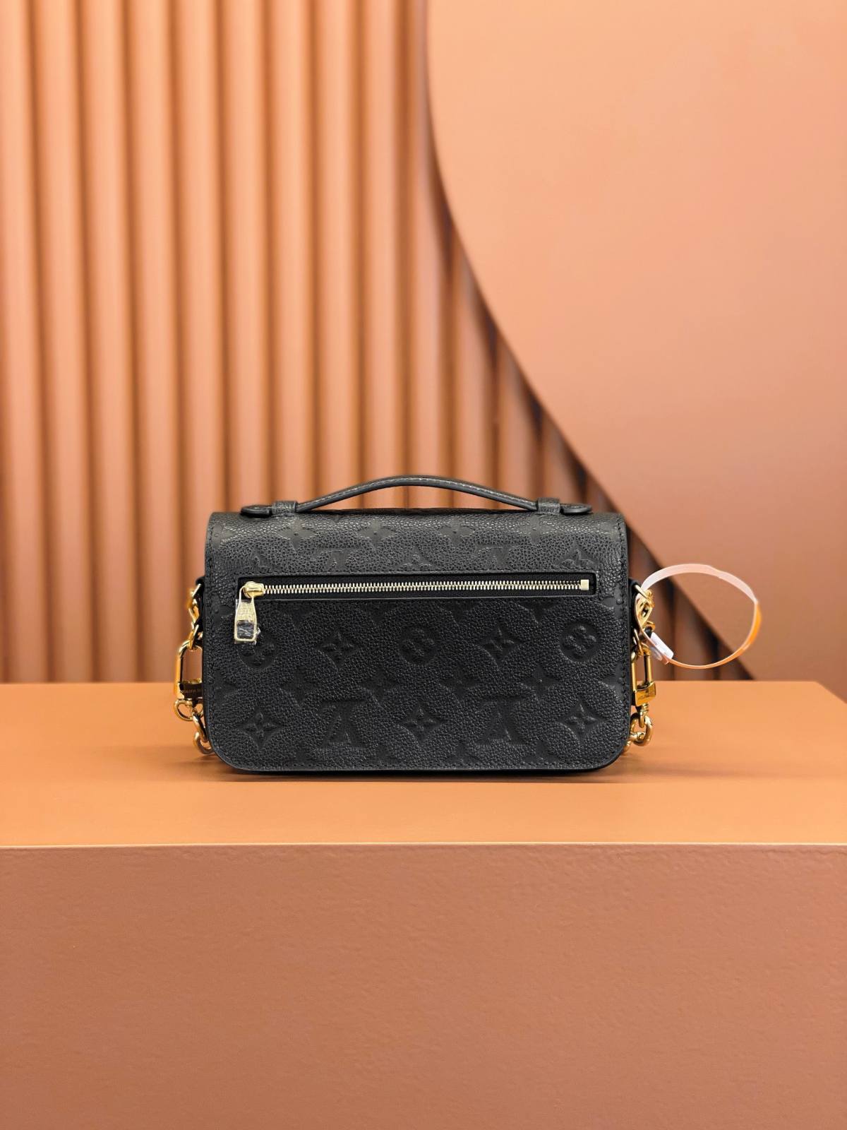 Ellebag’s Replica Artistry Showcased in the Louis Vuitton POCHETTE MÉTIS Metis EAST WEST Handbag (M46595) – Black-Tulaga sili ona lelei Fake Louis Vuitton Bag Faleoloa i luga ole laiga, Replica designer bag ru