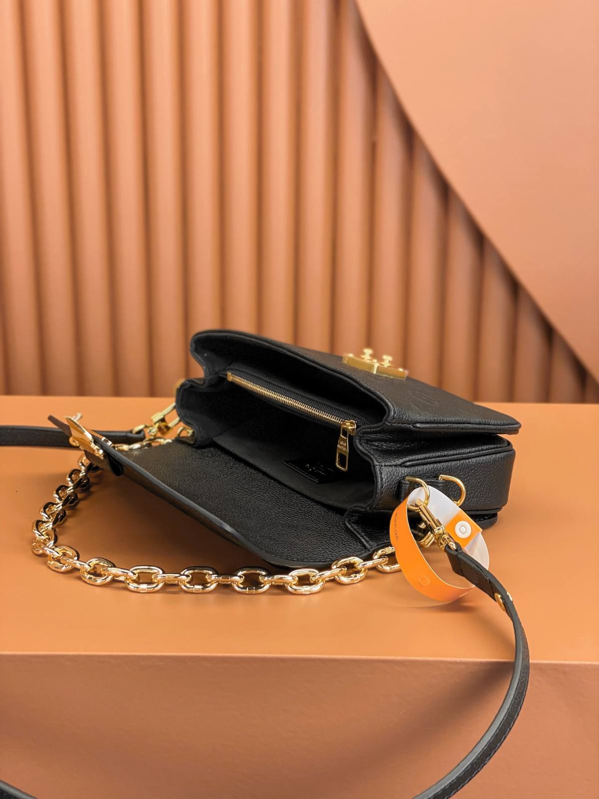 Ellebag’s Replica Artistry Showcased in the Louis Vuitton POCHETTE MÉTIS Metis EAST WEST Handbag (M46595) – Black-Tayada ugu Fiican ee Louis Vuitton Boorsada Online Store, Bac naqshadeeye nuqul ah