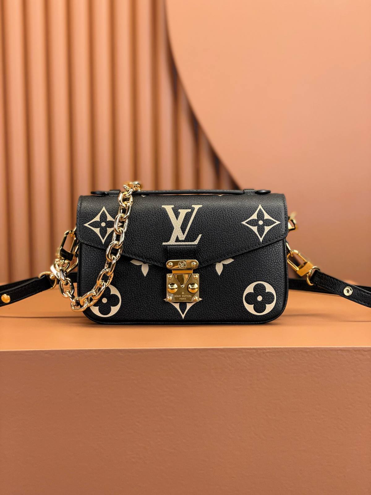 Ellebag’s Replica Perfection: Louis Vuitton POCHETTE MÉTIS Metis EAST WEST Handbag (M46596) in Black Monogram Empreinte Leather-Beste kwaliteit nep Louis Vuitton tas online winkel, replica designer tas ru