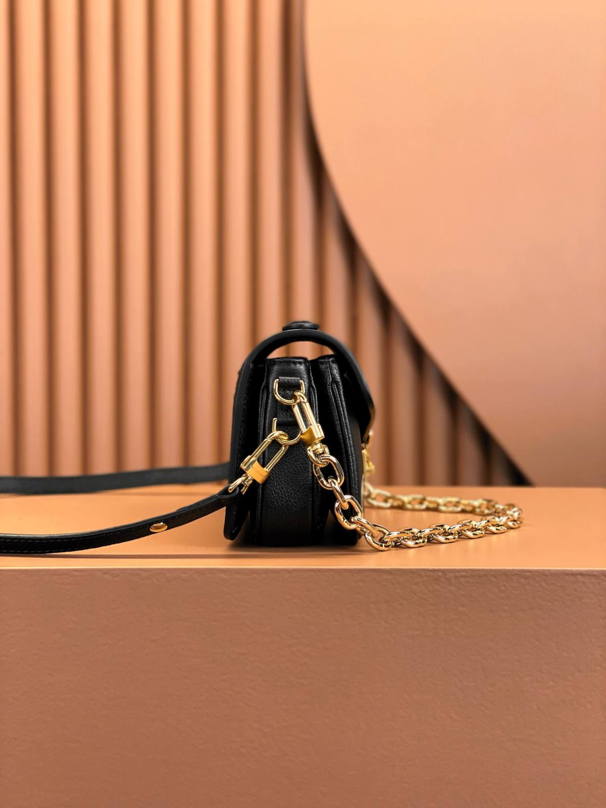 Ellebag’s Replica Perfection: Louis Vuitton POCHETTE MÉTIS Metis EAST WEST Handbag (M46596) in Black Monogram Empreinte Leather-Botiga en línia de bosses falses de Louis Vuitton de millor qualitat, rèplica de bosses de disseny ru