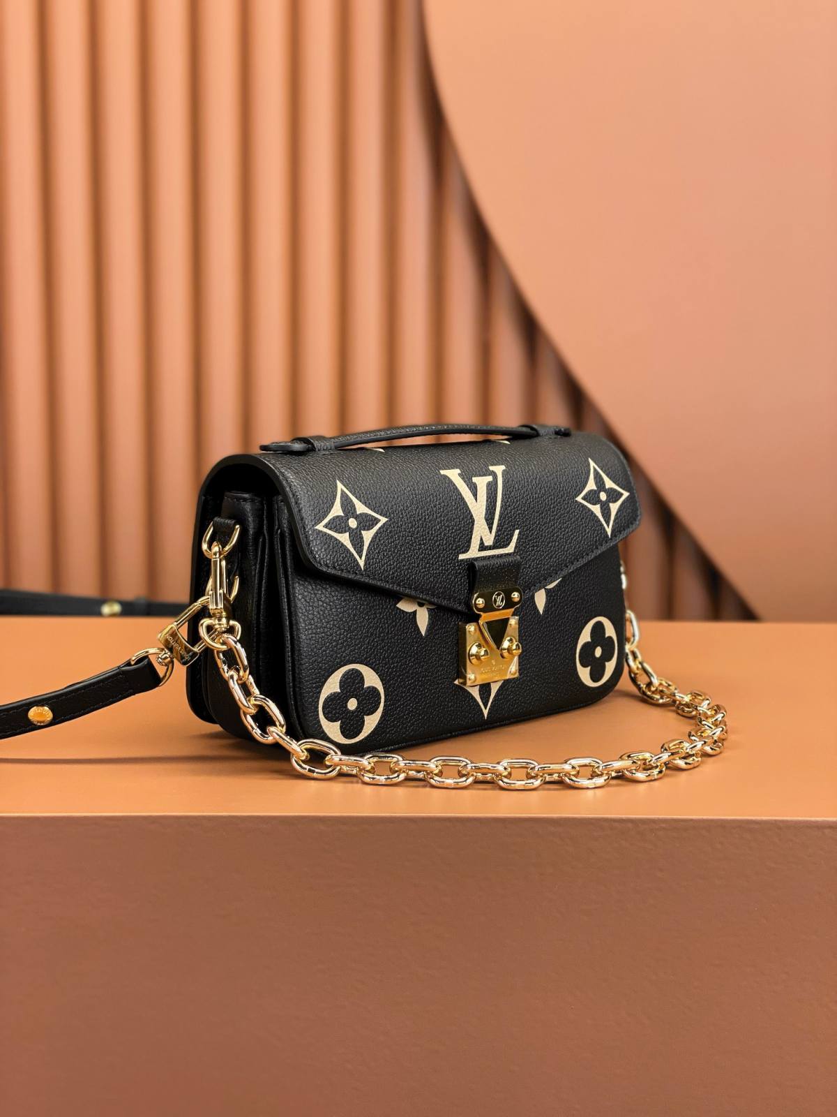 Ellebag’s Replica Perfection: Louis Vuitton POCHETTE MÉTIS Metis EAST WEST Handbag (M46596) in Black Monogram Empreinte Leather-Dyqani në internet i çantave të rreme Louis Vuitton me cilësi më të mirë, çanta modeli kopje ru