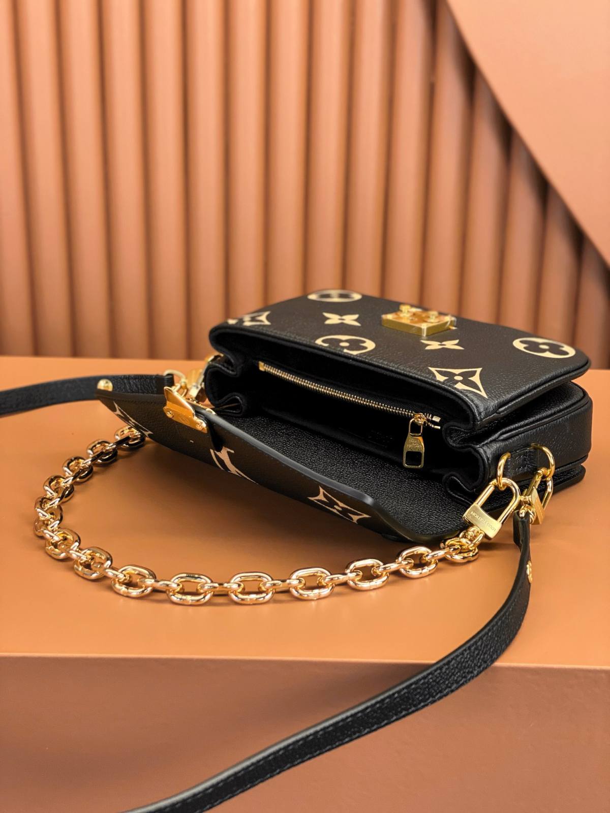 Ellebag’s Replica Perfection: Louis Vuitton POCHETTE MÉTIS Metis EAST WEST Handbag (M46596) in Black Monogram Empreinte Leather-Botiga en línia de bosses falses de Louis Vuitton de millor qualitat, rèplica de bosses de disseny ru