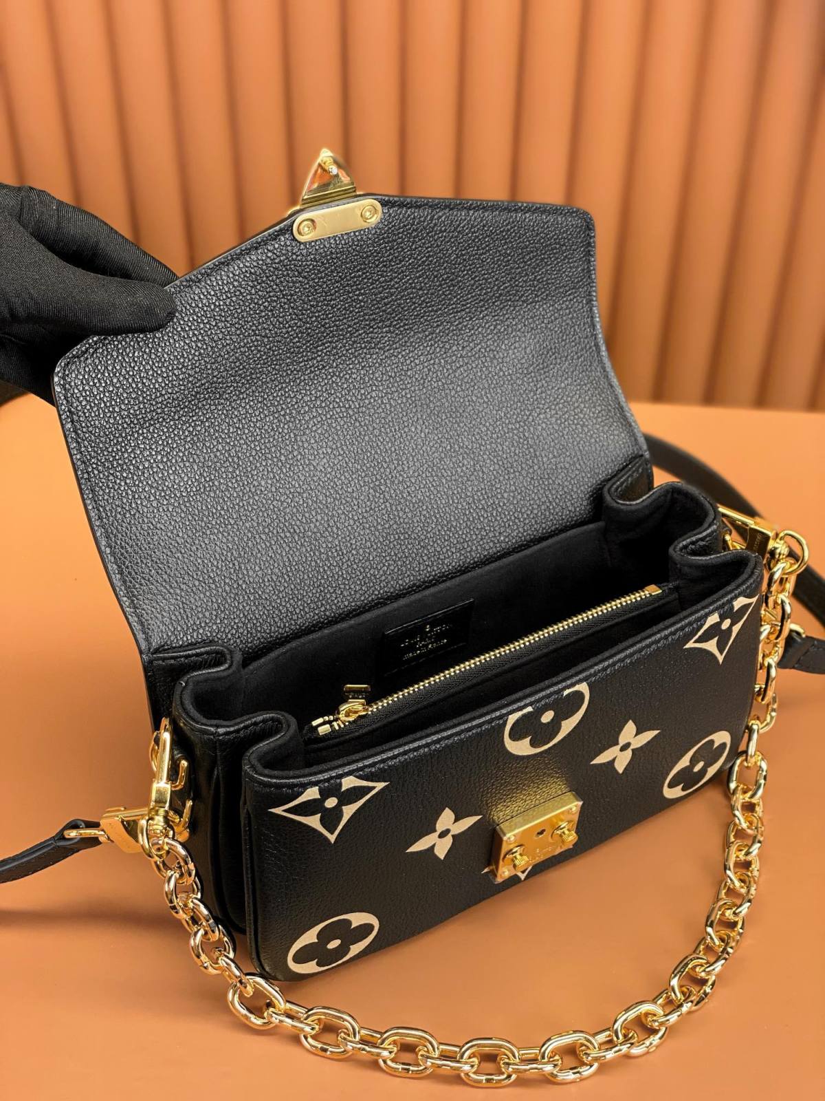 Ellebag’s Replica Perfection: Louis Vuitton POCHETTE MÉTIS Metis EAST WEST Handbag (M46596) in Black Monogram Empreinte Leather-ហាងអនឡាញកាបូប Louis Vuitton ក្លែងក្លាយដែលមានគុណភាពល្អបំផុត កាបូបអ្នករចនាម៉ូដចម្លង ru