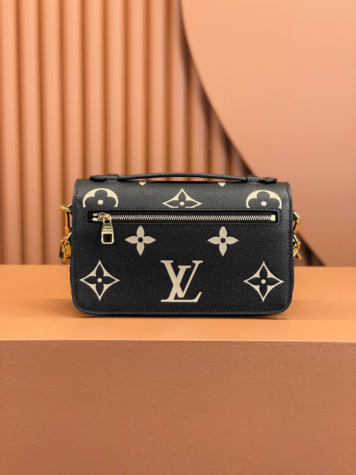 Ellebag’s Replica Perfection: Louis Vuitton POCHETTE MÉTIS Metis EAST WEST Handbag (M46596) in Black Monogram Empreinte Leather-Dyqani në internet i çantave të rreme Louis Vuitton me cilësi më të mirë, çanta modeli kopje ru