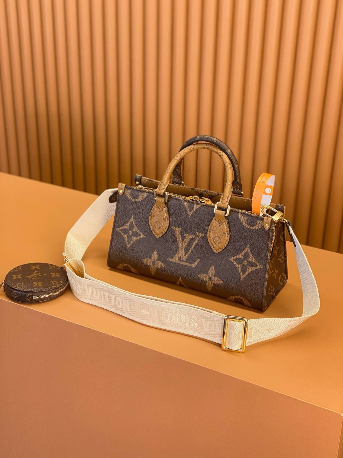 Ellebag’s Replica Mastery: Louis Vuitton ONTHEGO EAST WEST Tote Bag (M46653)-بہترین معیار کا جعلی لوئس ووٹن بیگ آن لائن اسٹور، ریپلیکا ڈیزائنر بیگ آر یو