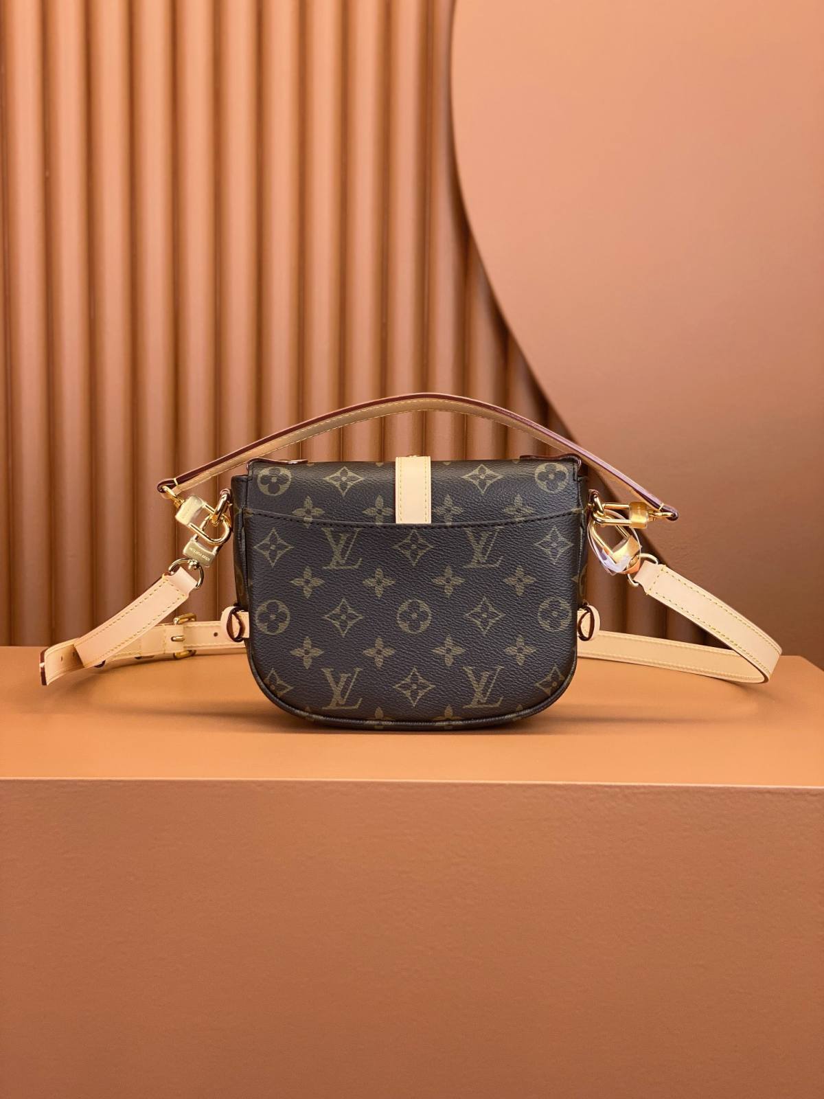 Ellebag’s Replica Mastery: Louis Vuitton Saumur BB Handbag (M46740) – Monogram Canvas-最高品質の偽のルイヴィトンバッグオンラインストア、レプリカデザイナーバッグru