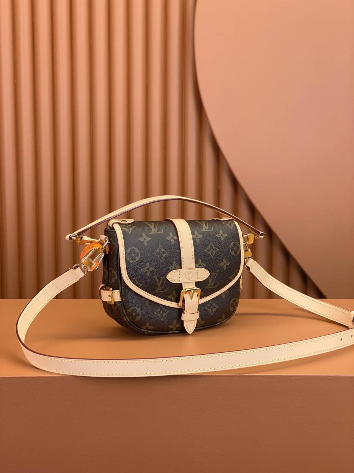 Ellebag’s Replica Mastery: Louis Vuitton Saumur BB Handbag (M46740) – Monogram Canvas-Labākās kvalitātes viltotās Louis Vuitton somas tiešsaistes veikals, dizaineru somas kopija ru