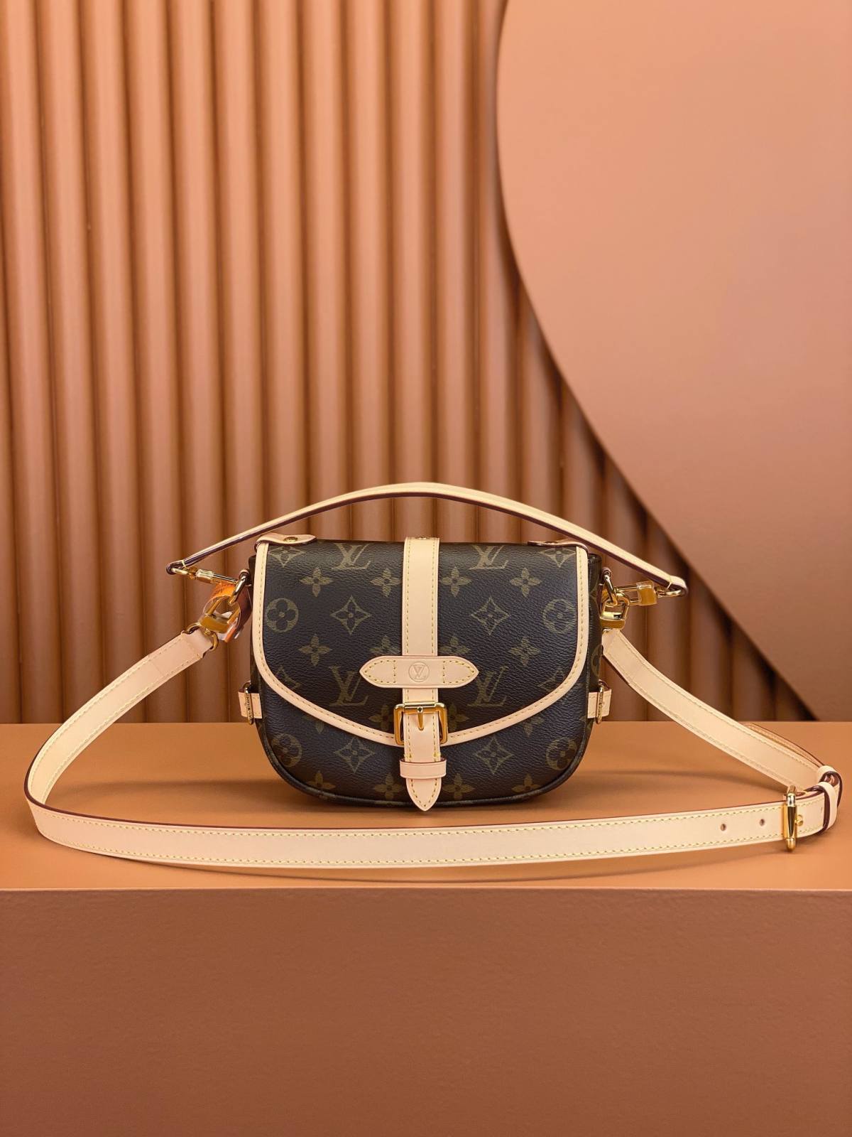 Ellebag’s Replica Mastery: Louis Vuitton Saumur BB Handbag (M46740) – Monogram Canvas-Labākās kvalitātes viltotās Louis Vuitton somas tiešsaistes veikals, dizaineru somas kopija ru