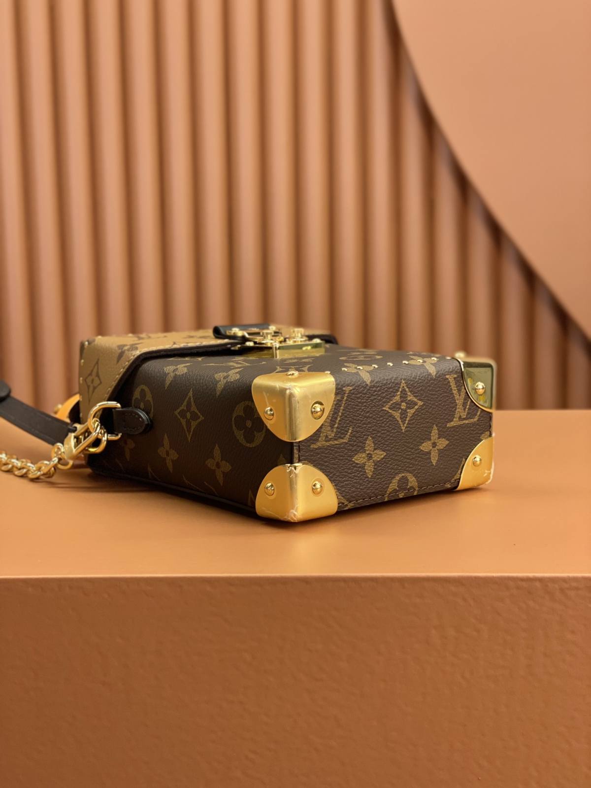 Ellebag’s Replica Artistry: Louis Vuitton CAMERA BOX Handbag (M82465) – Monogram and Monogram Reverse Canvas-Dyqani në internet i çantave të rreme Louis Vuitton me cilësi më të mirë, çanta modeli kopje ru