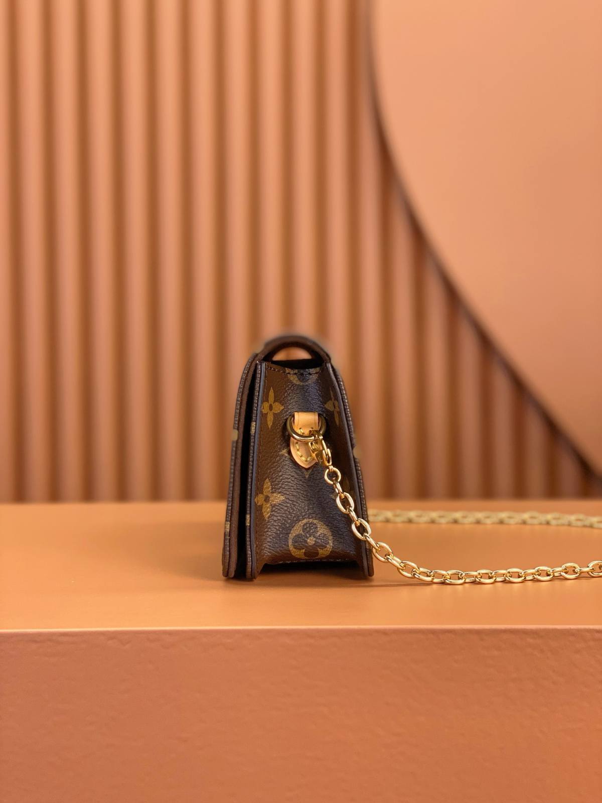 Ellebag’s Replica Mastery: Louis Vuitton Wallet On Chain Lily (M82509) – Featuring Monogram Circle Pendant-Ti o dara ju Didara iro Louis Vuitton apo Online itaja, Ajọra onise apo ru