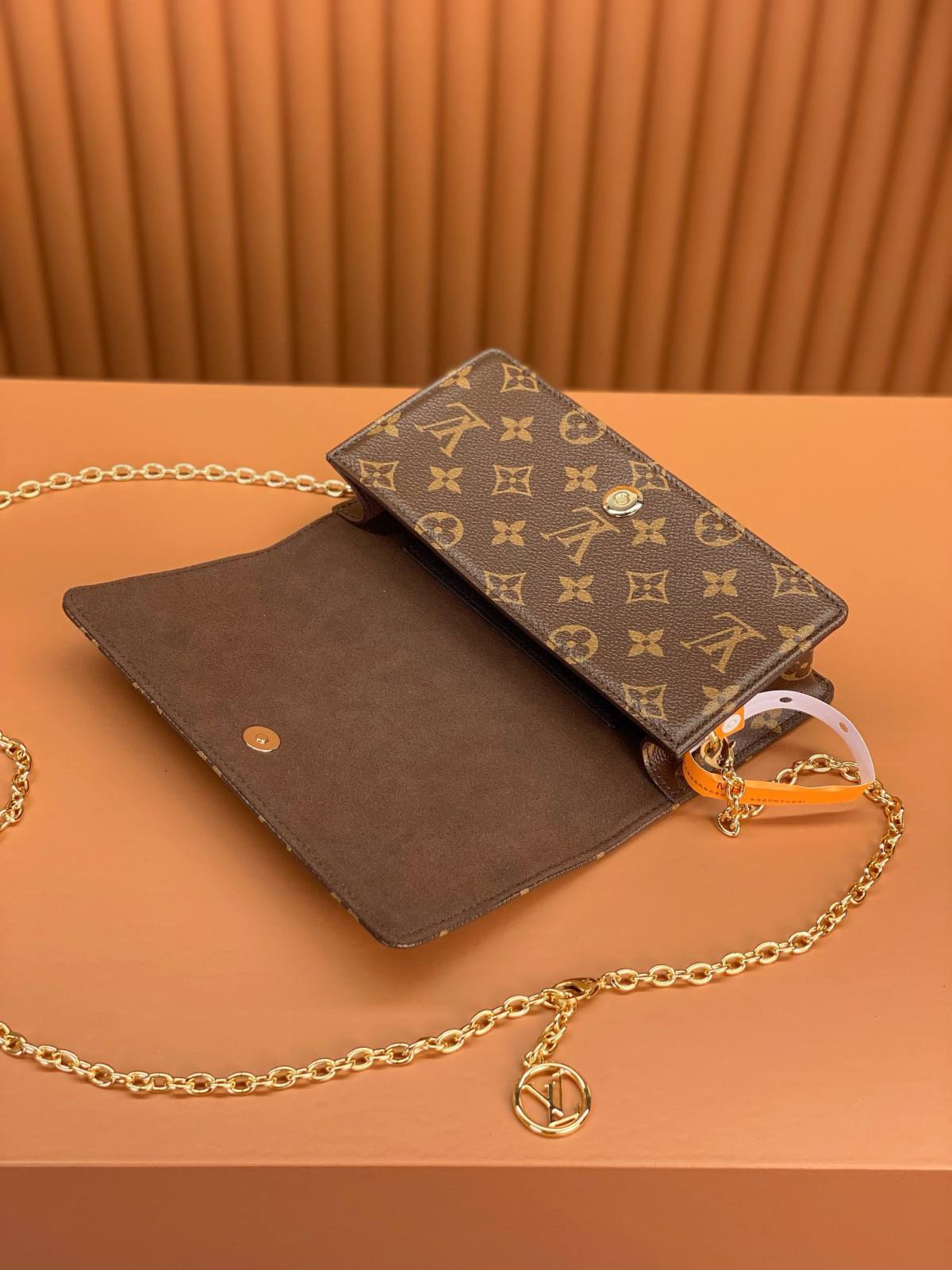 Ellebag’s Replica Mastery: Louis Vuitton Wallet On Chain Lily (M82509) – Featuring Monogram Circle Pendant-ʻOi aku ka maikaʻi o ka ʻeke Louis Vuitton ʻeke hoʻopunipuni ma ka hale kūʻai pūnaewele, ʻeke hoʻolālā kope ru