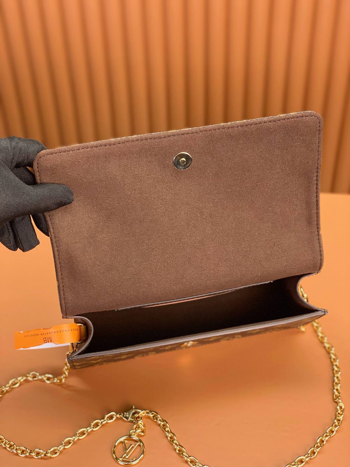 Ellebag’s Replica Mastery: Louis Vuitton Wallet On Chain Lily (M82509) – Featuring Monogram Circle Pendant-Ti o dara ju Didara iro Louis Vuitton apo Online itaja, Ajọra onise apo ru