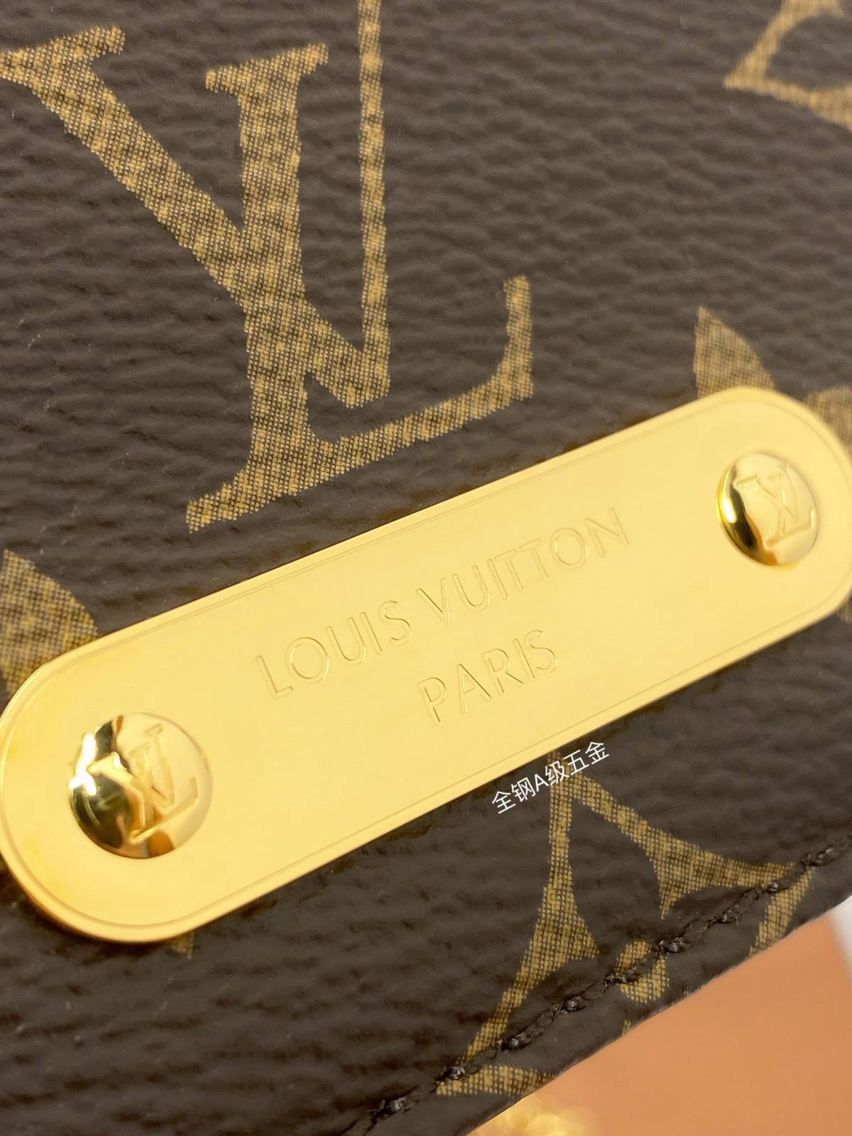 Ellebag’s Replica Mastery: Louis Vuitton Wallet On Chain Lily (M82509) – Featuring Monogram Circle Pendant-Bästa kvalitet Fake Louis Vuitton Bag Online Store, Replica designer bag ru