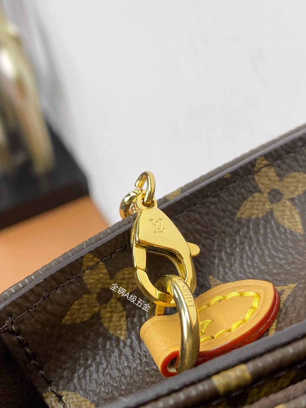 Ellebag’s Replica Mastery: Louis Vuitton Wallet On Chain Lily (M82509) – Featuring Monogram Circle Pendant-Best Quality Replica designer Bag factory in China