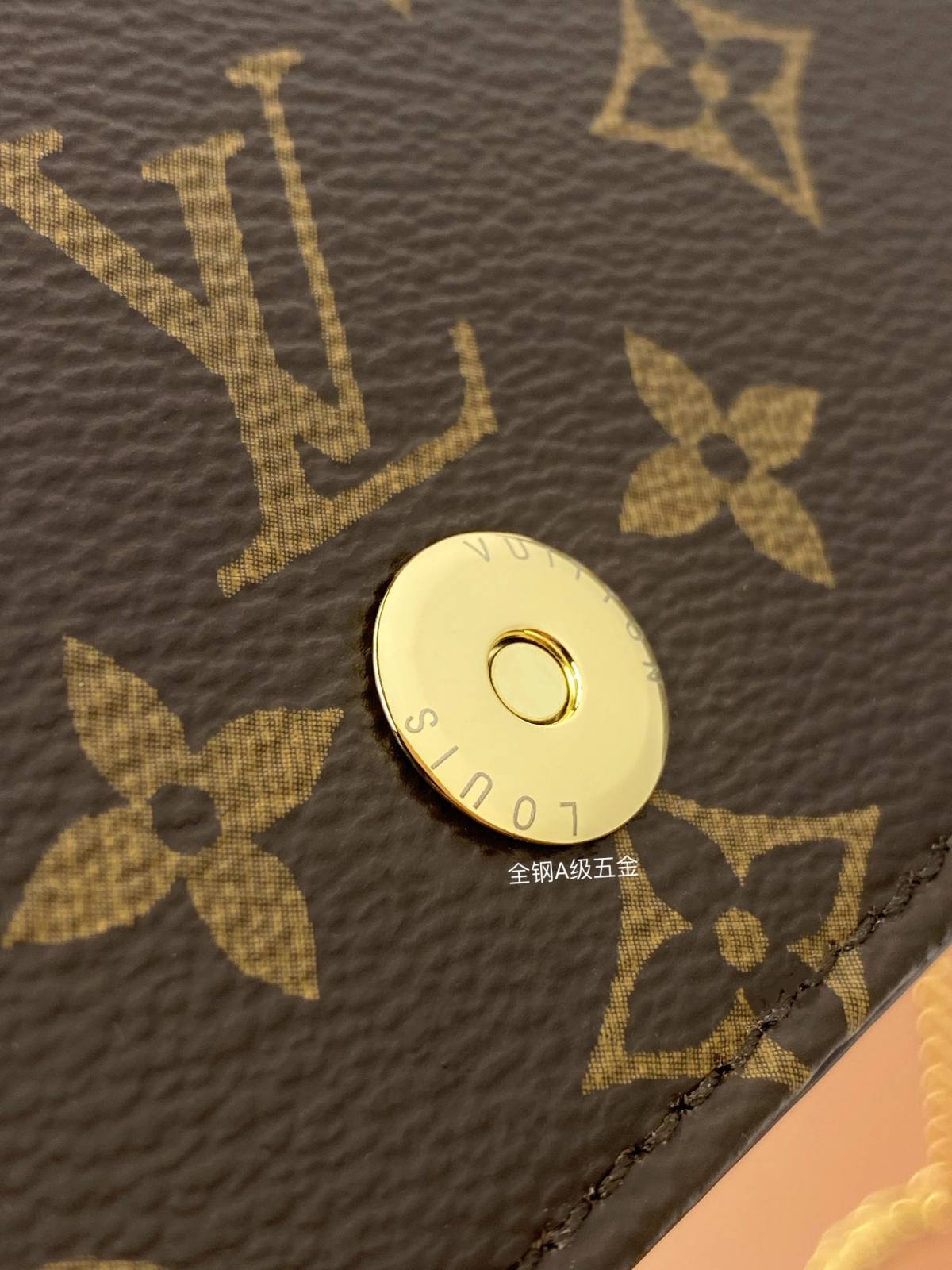 Ellebag’s Replica Mastery: Louis Vuitton Wallet On Chain Lily (M82509) – Featuring Monogram Circle Pendant-Yakanakisa Hunhu Fake Louis Vuitton Bag Online Store, Replica dhizaini bag ru